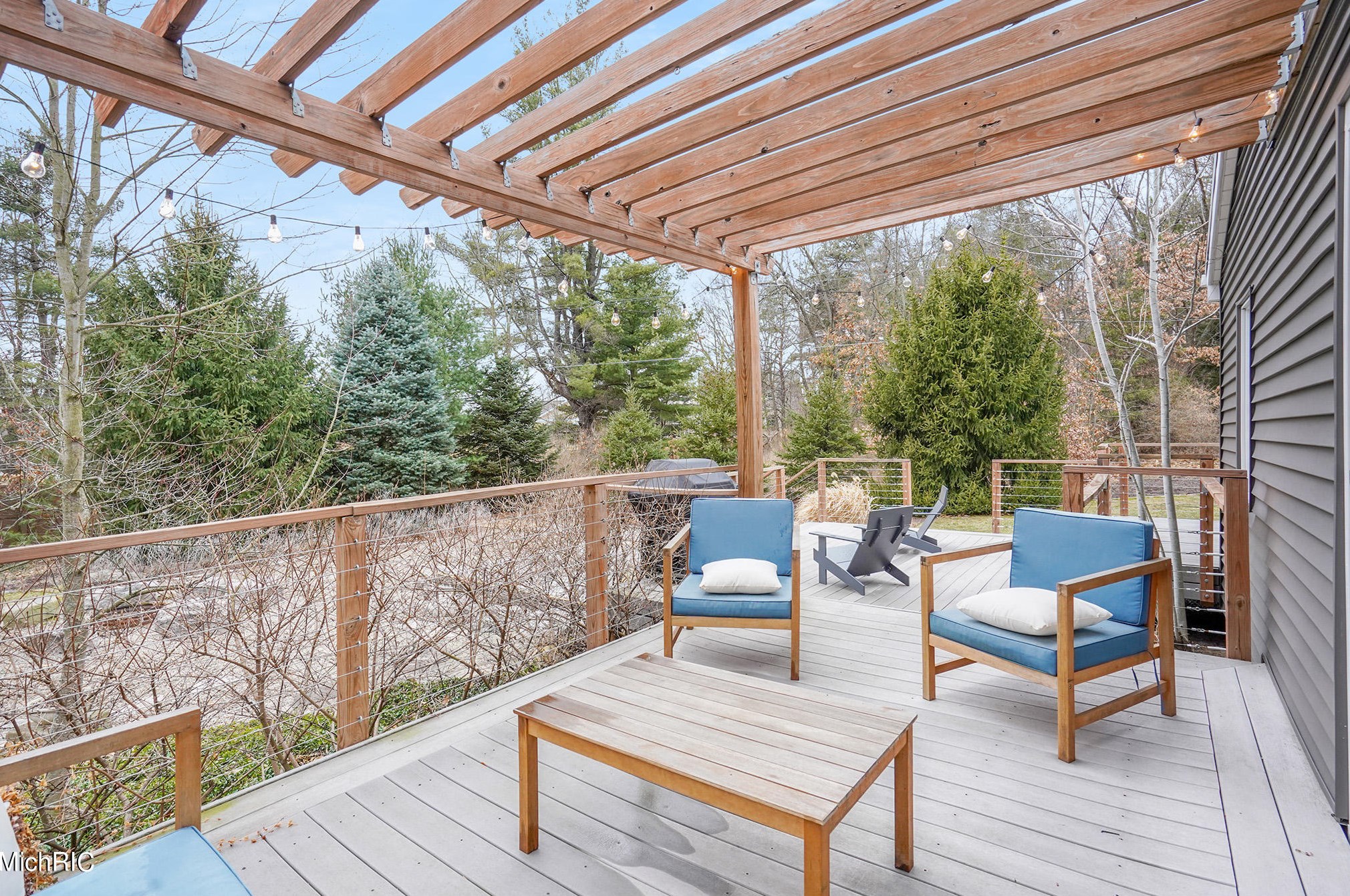 8619 Fulton St, Ada MI 49301-9044 exterior