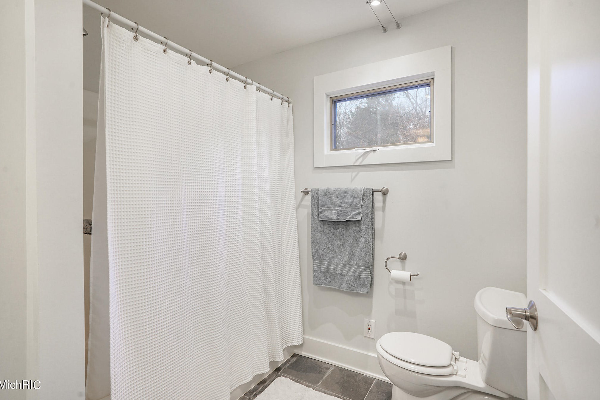 8619 Fulton St, Ada MI 49301-9044 exterior