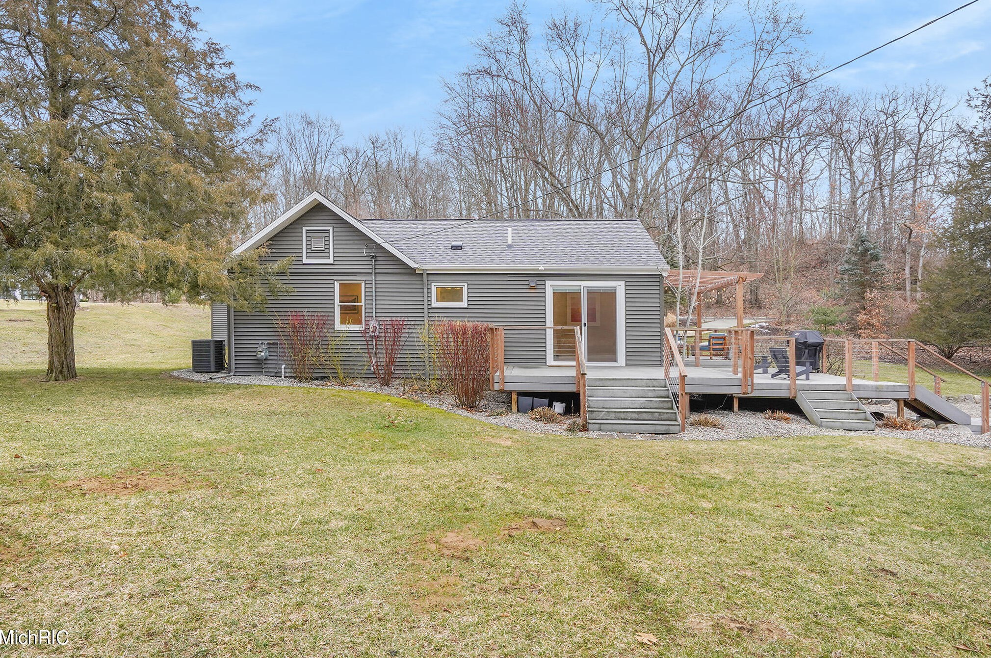 8619 Fulton St, Ada MI 49301-9044 exterior