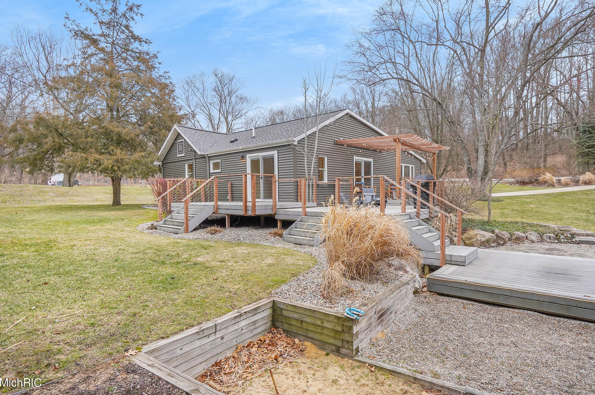 8619 Fulton St, Ada MI 49301-9044 exterior