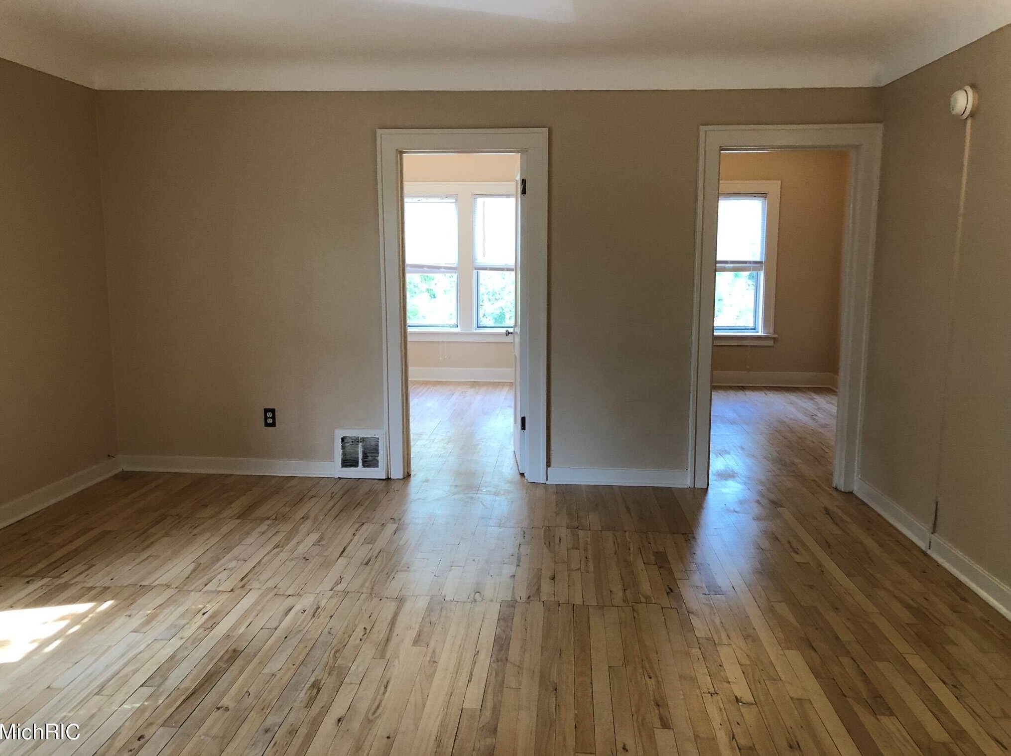 736 Cherry St, Grand Rapids MI 49503-5814 exterior