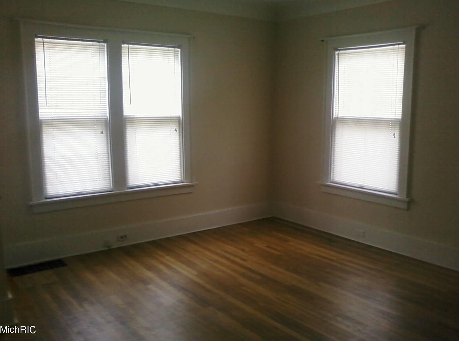 736 Cherry St, Grand Rapids MI 49503-5814 exterior