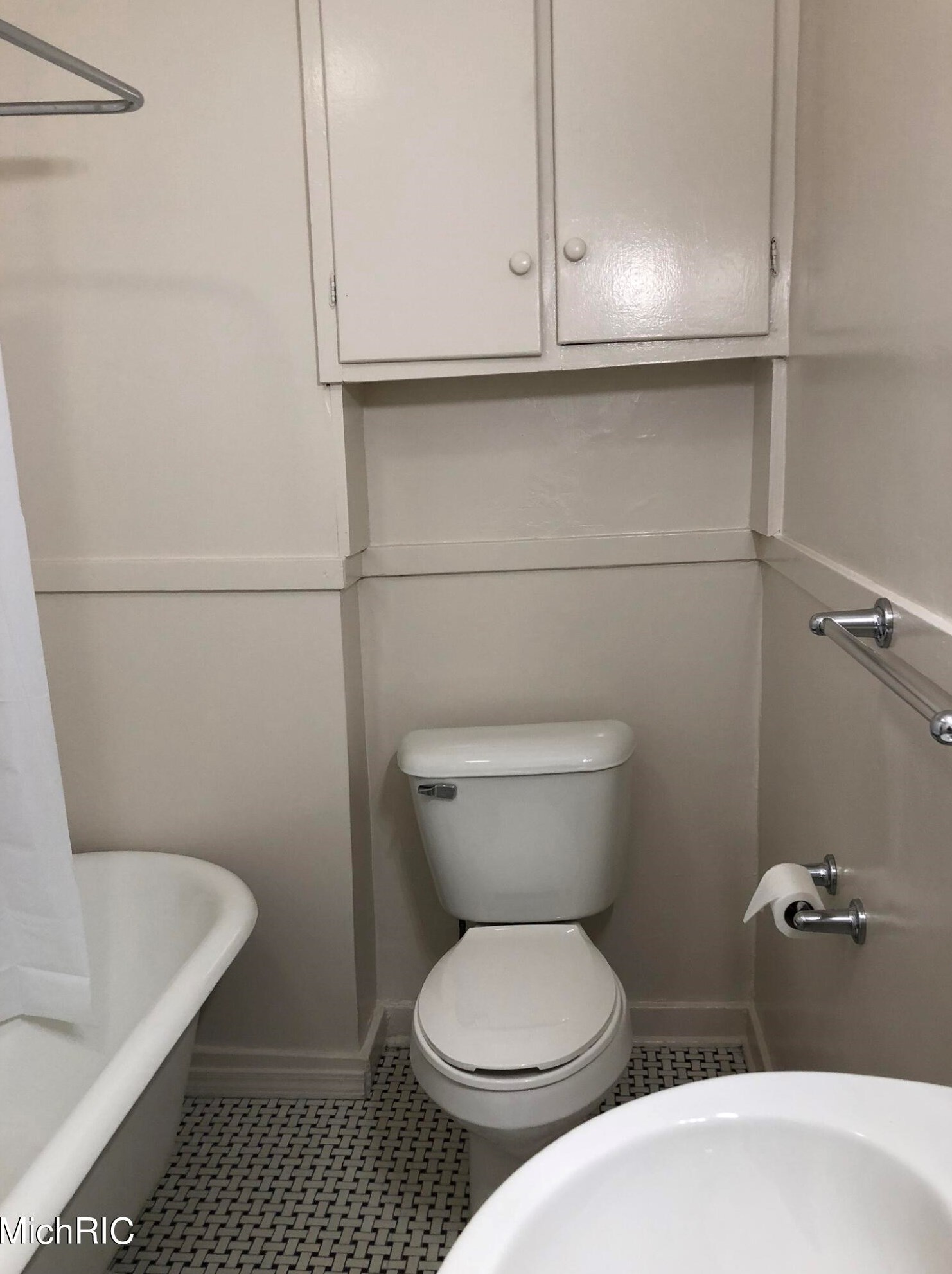 736 Cherry St, Grand Rapids MI 49503-5814 exterior