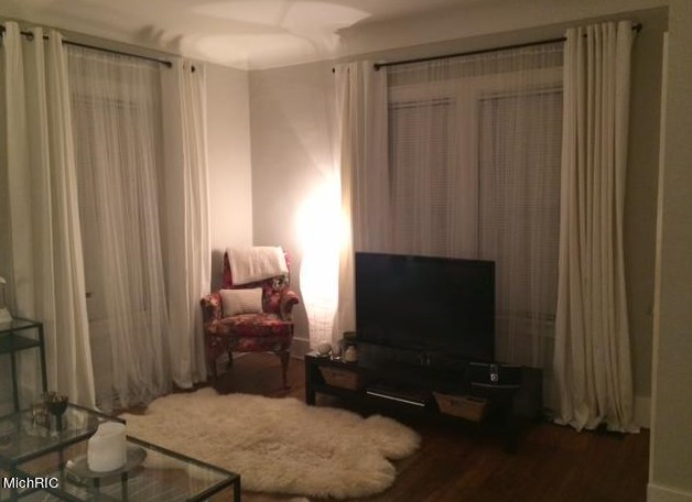 736 Cherry St, Grand Rapids MI 49503-5814 exterior