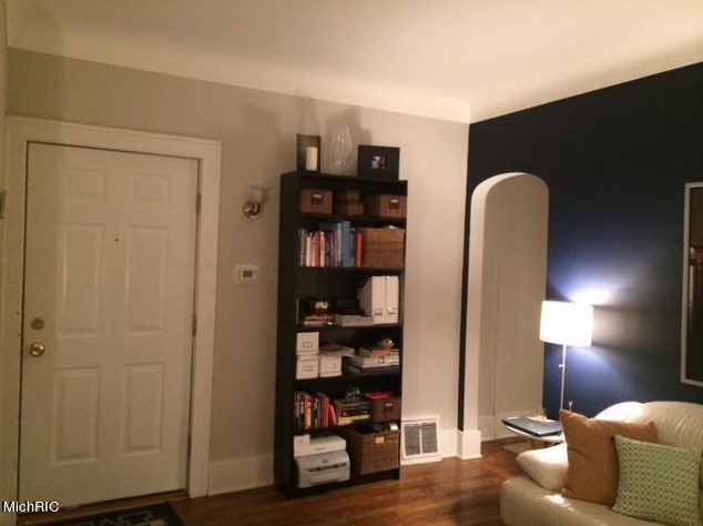 736 Cherry St, Grand Rapids MI 49503-5814 exterior