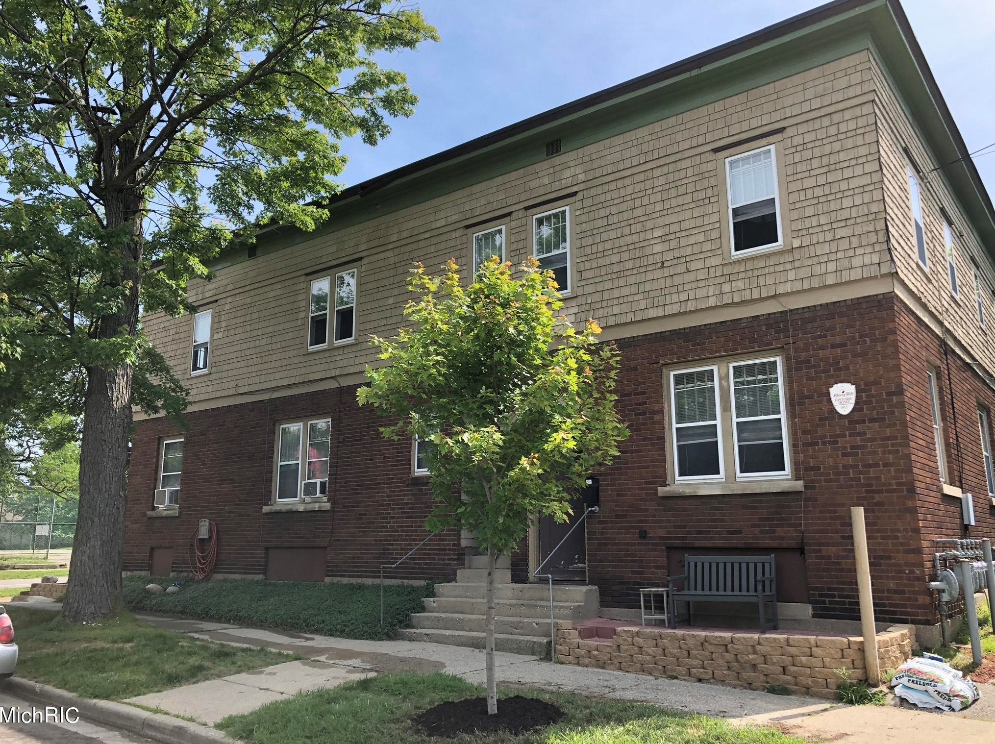 736 Cherry St, Grand Rapids MI  49503-5814 exterior