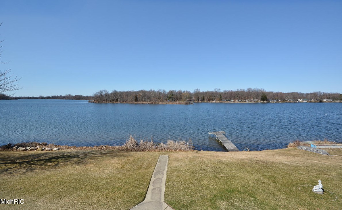 22874 Springhaven Dr, Centreville, MI 49032