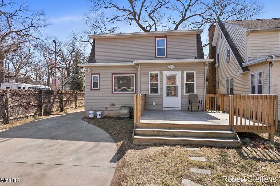 1229 Johnston St, Grand Rapids MI  49507-2802 exterior