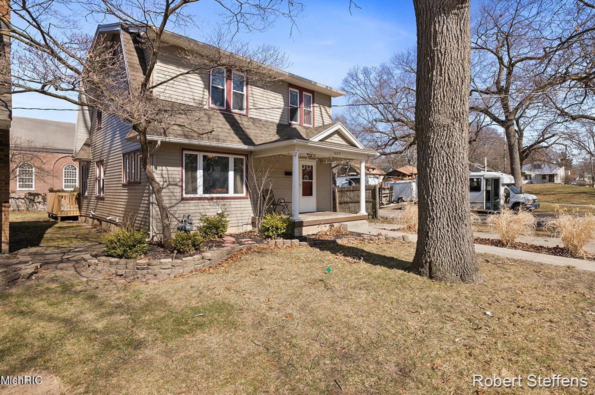 1229 Johnston St, Grand Rapids, MI 49507-2802