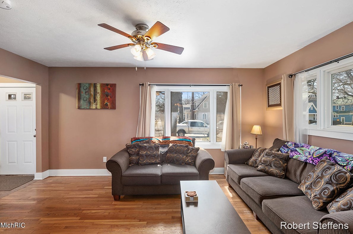 1229 Johnston St, Grand Rapids MI  49507-2802 exterior