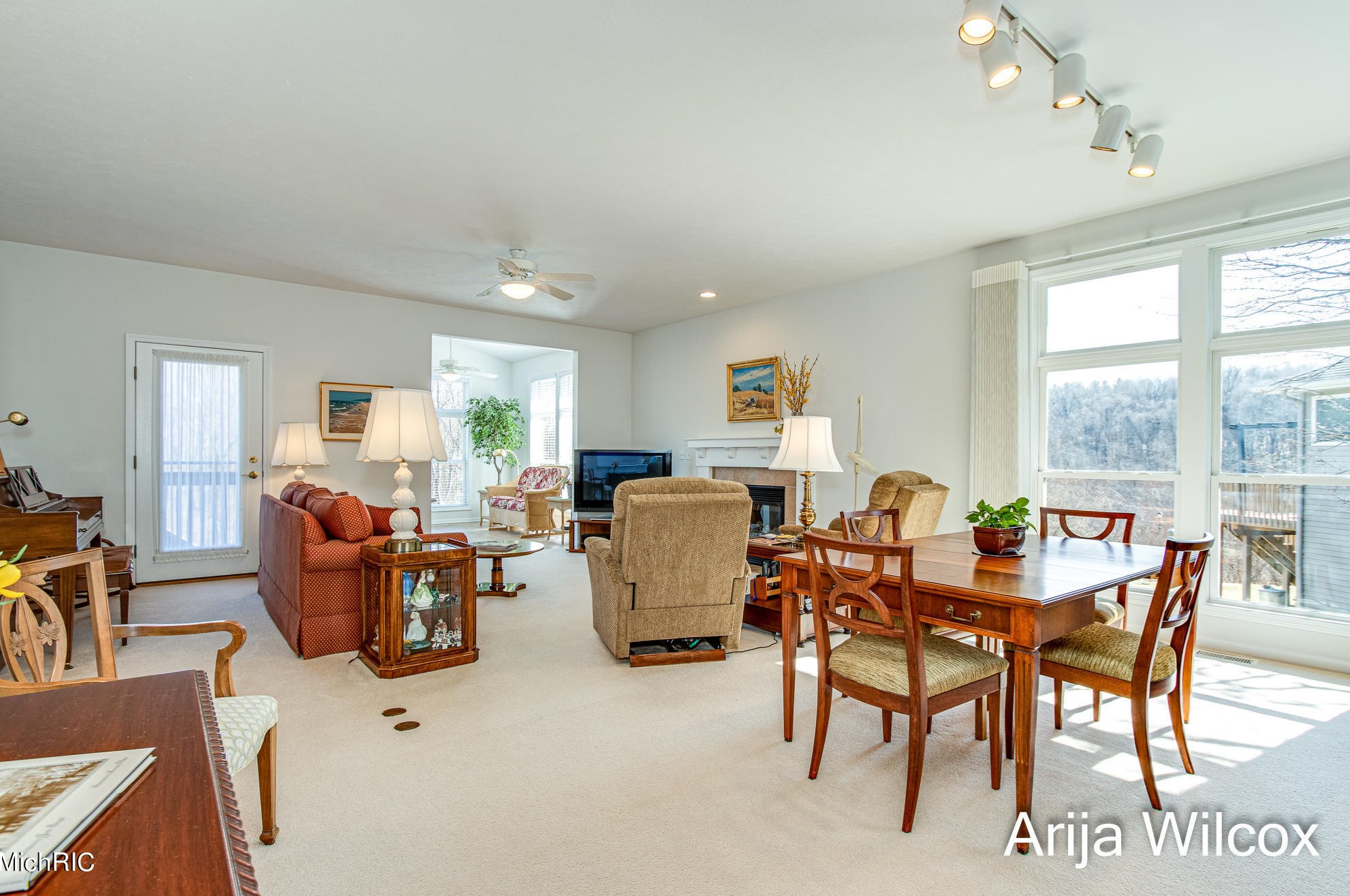 1289 Dogwood Mdw Dr, Ada MI 49301-9436 exterior