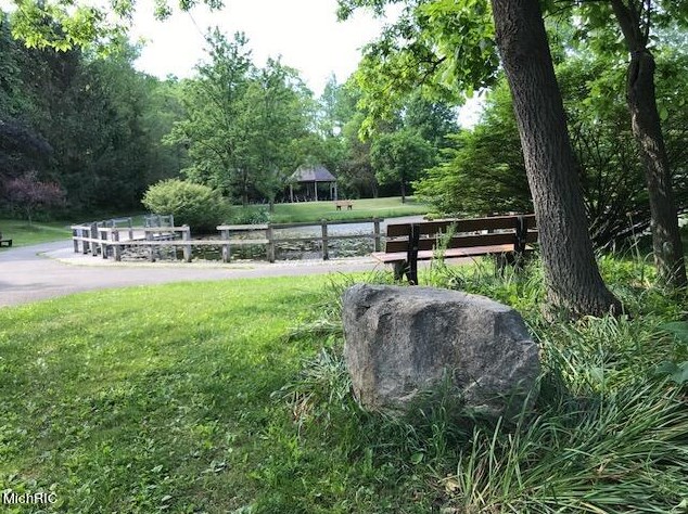 1289 Dogwood Mdw Dr, Ada MI 49301-9436 exterior