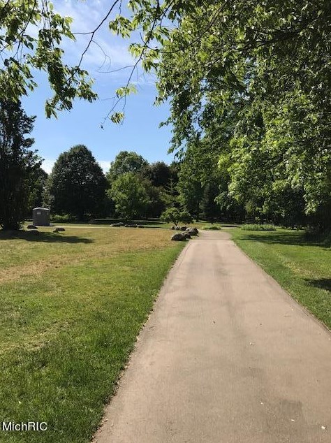 1289 Dogwood Mdw Dr, Ada MI 49301-9436 exterior