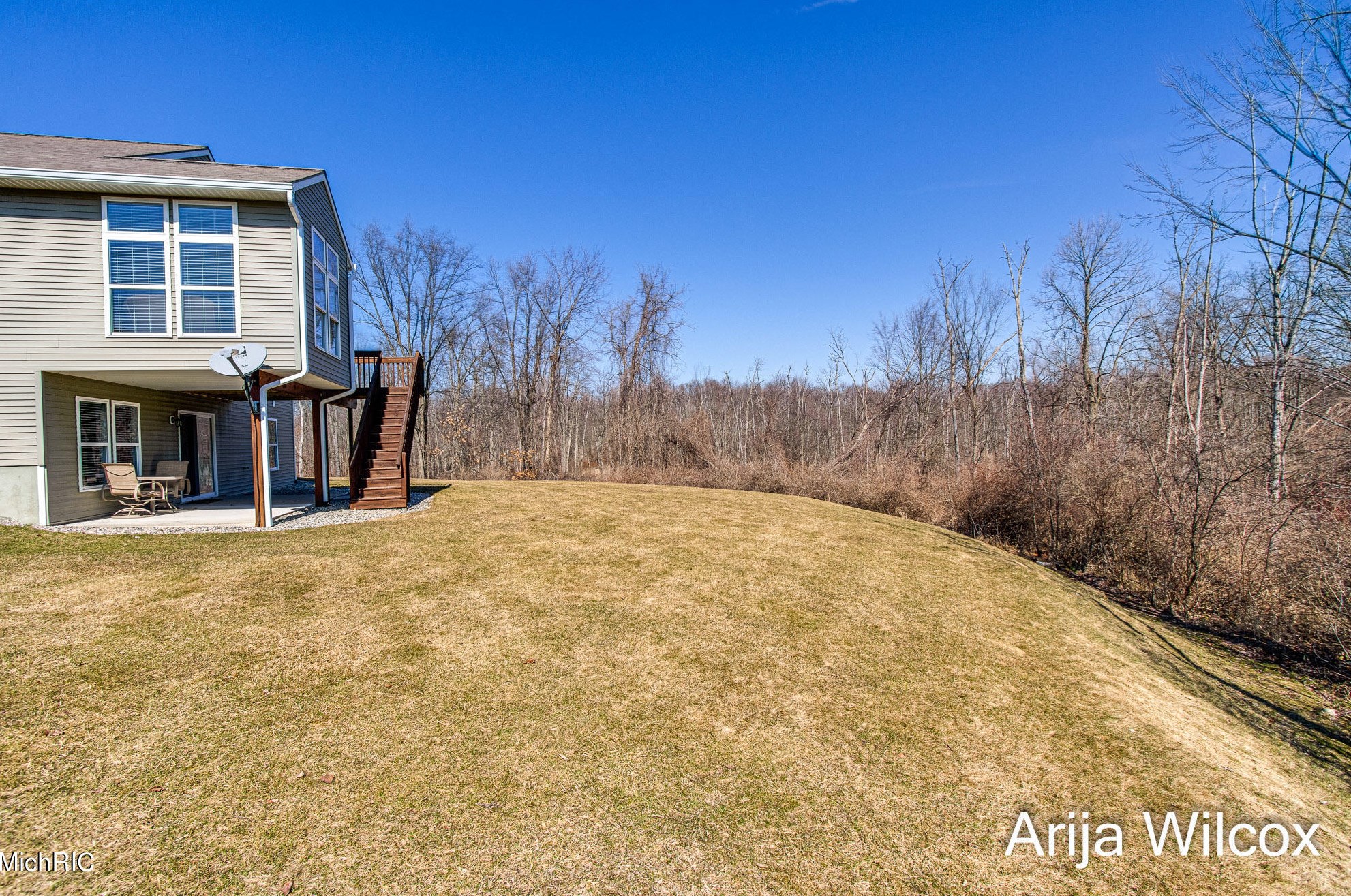 1289 Dogwood Mdw Dr, Ada MI 49301-9436 exterior