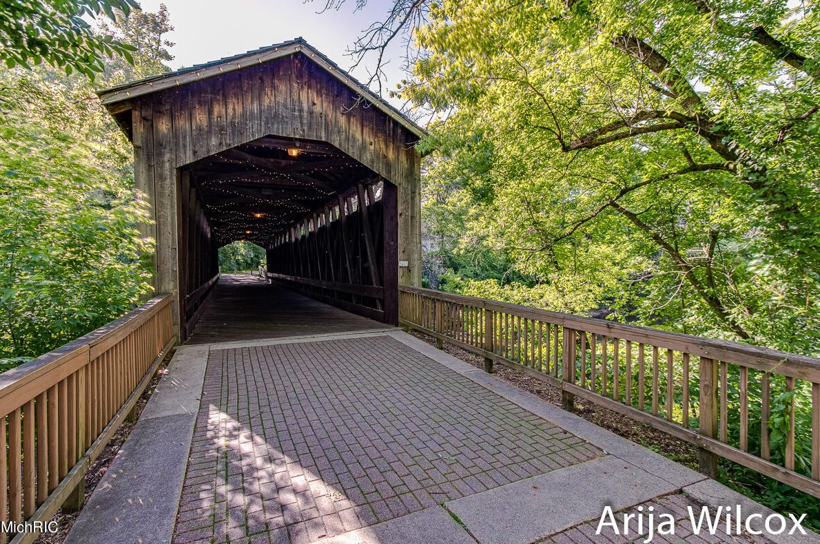 1289 Dogwood Mdw Dr, Ada MI 49301-9436 exterior