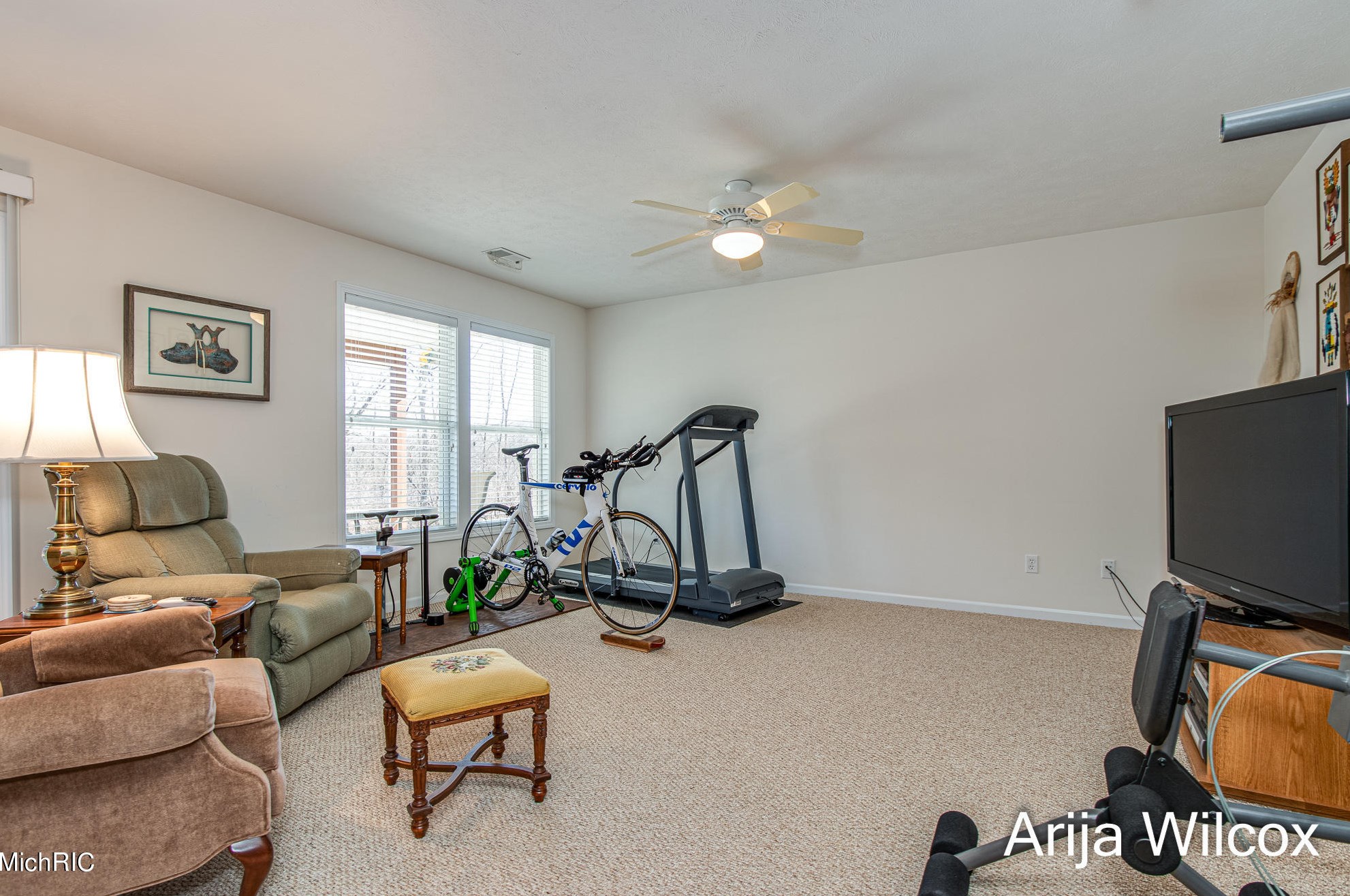 1289 Dogwood Mdw Dr, Ada MI 49301-9436 exterior