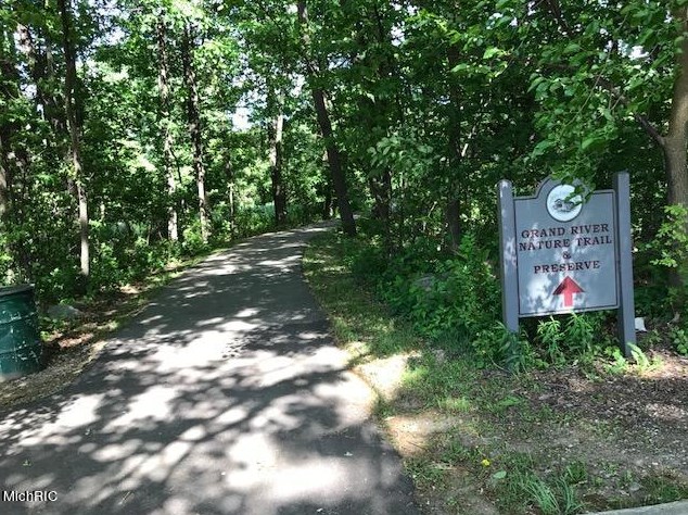 1289 Dogwood Mdw Dr, Ada MI 49301-9436 exterior