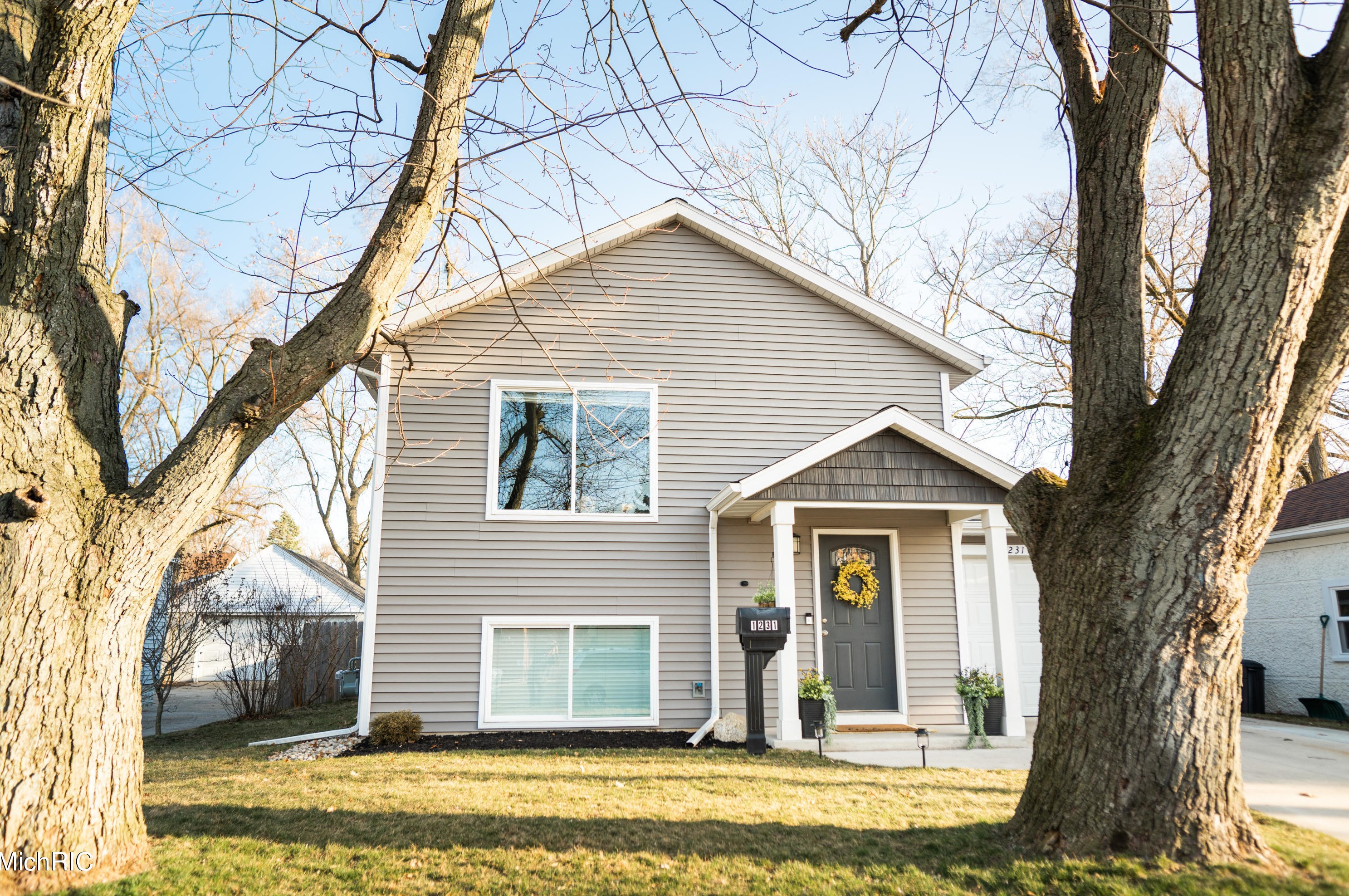 1231 Bradford St, Grand Rapids, MI 49503-1313