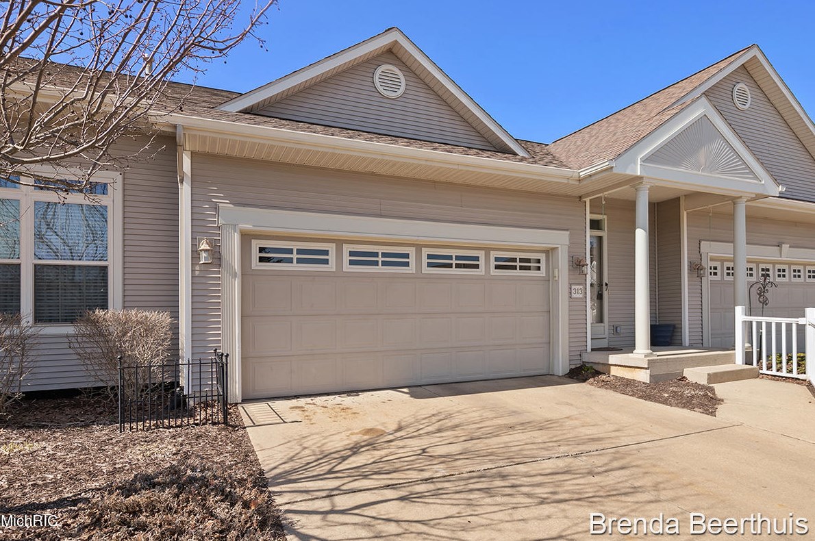 313 Robins Ln, Sparta, MI 49345-1739