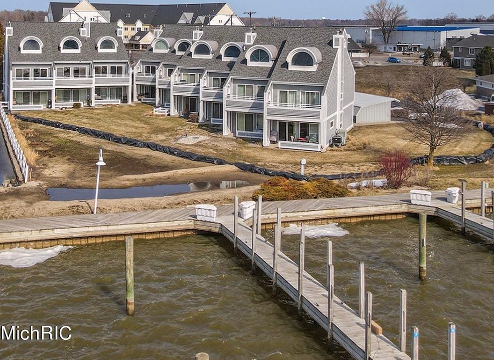 108 Millpoint Dr, Spring Lake MI 49456-1680 exterior