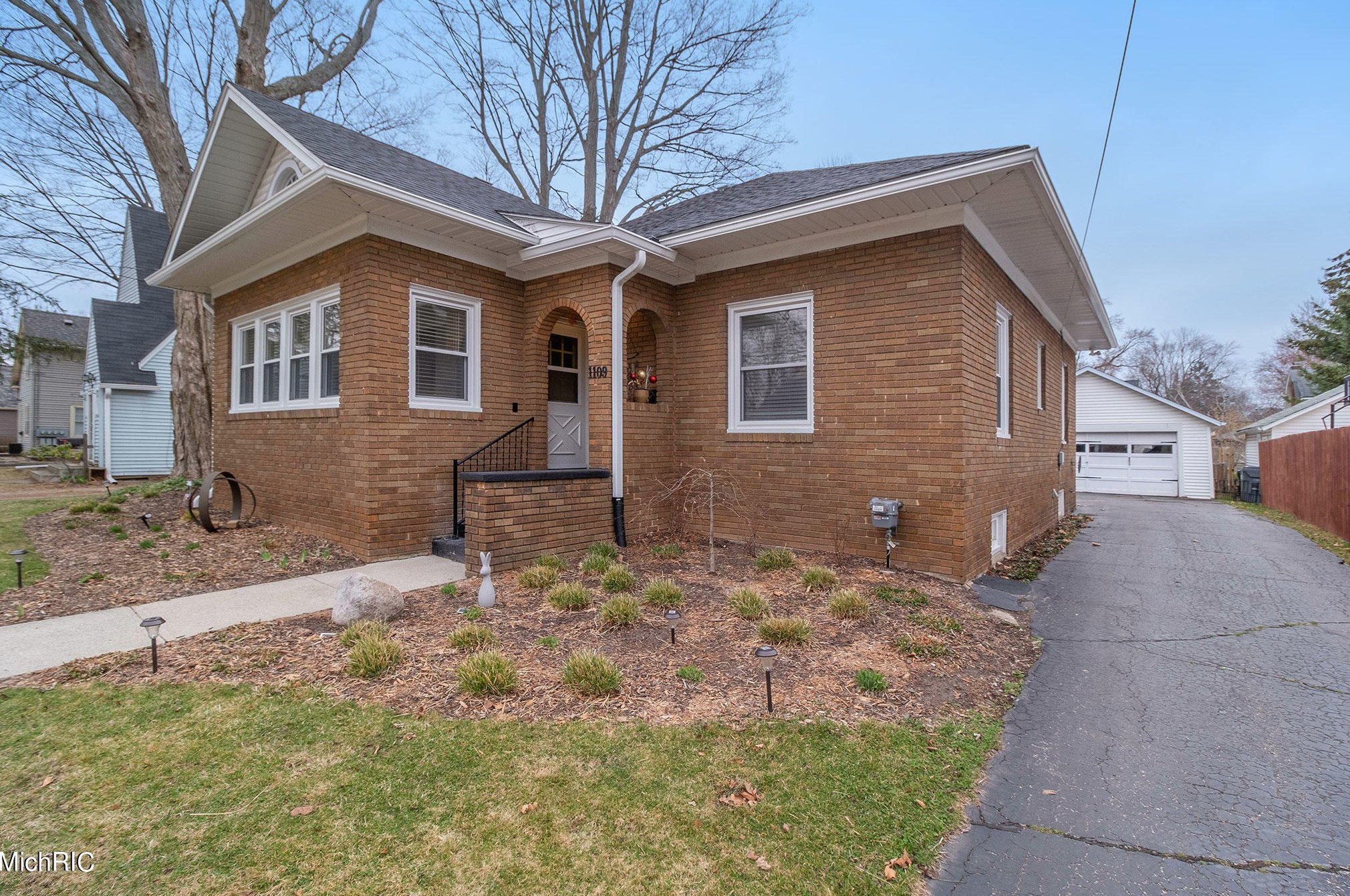1109 Cambridge Dr, Kalamazoo, MI 49001