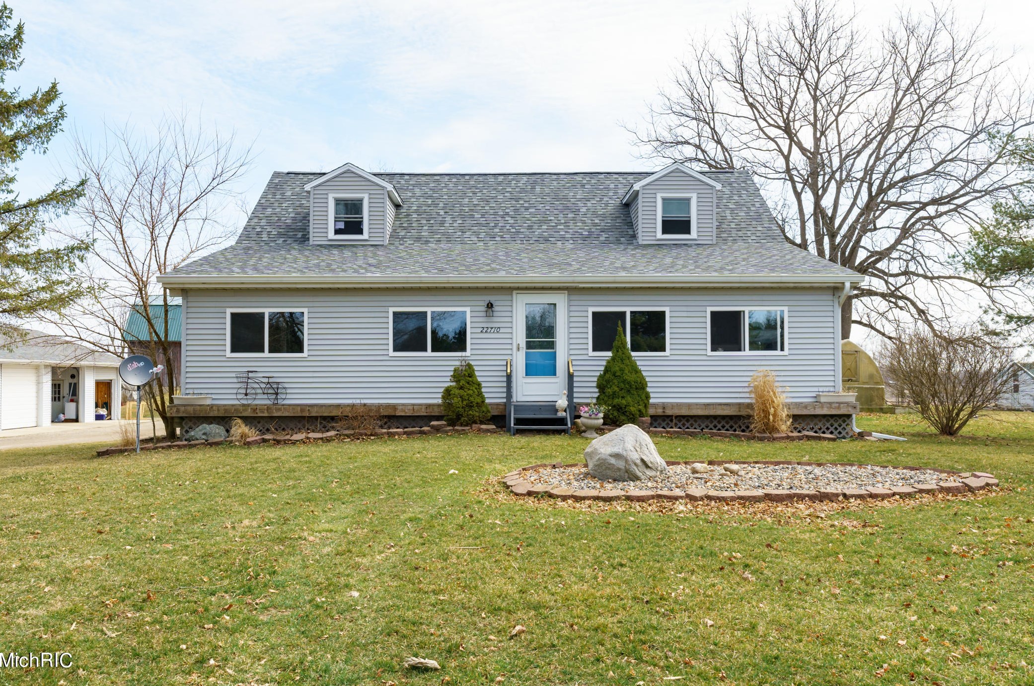 22710 W County Line Rd, Augusta, MI 49012