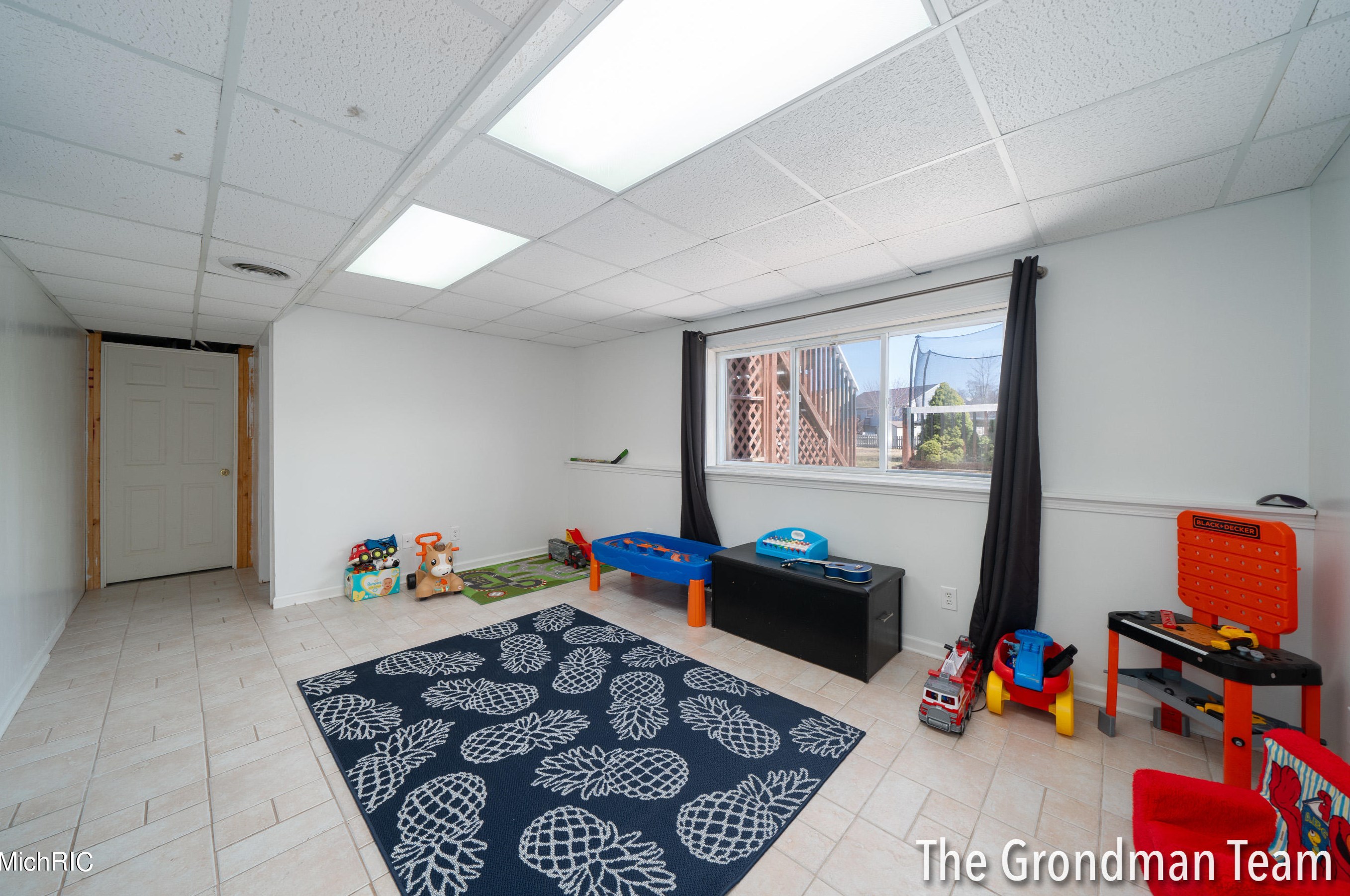 6654 Summer Shores Dr, Grand Rapids MI  49548-6993 exterior