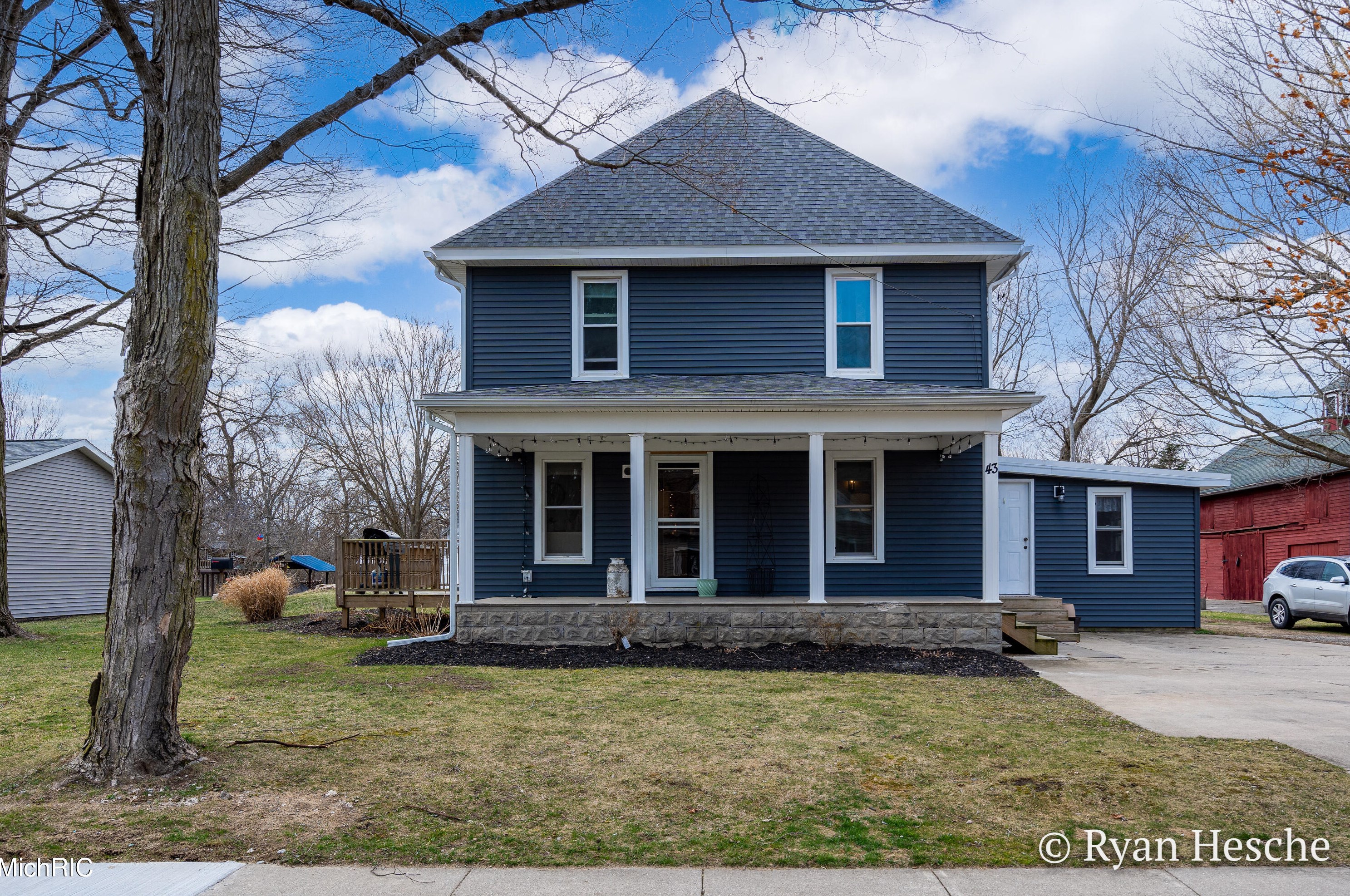 43 Center St, Saranac, MI 48881-9778