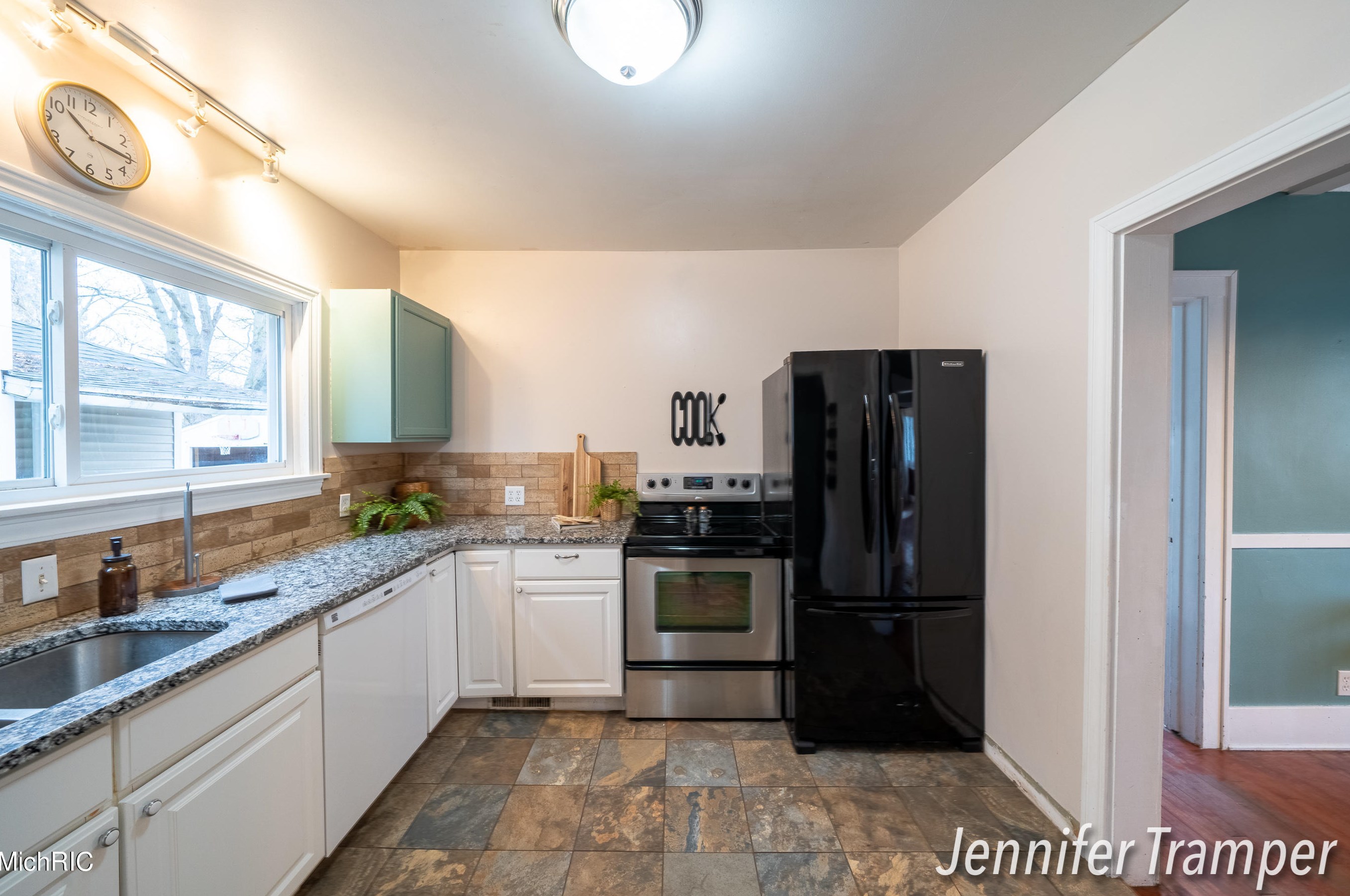 600 Leonard St, Grand Rapids MI  49503-1135 exterior