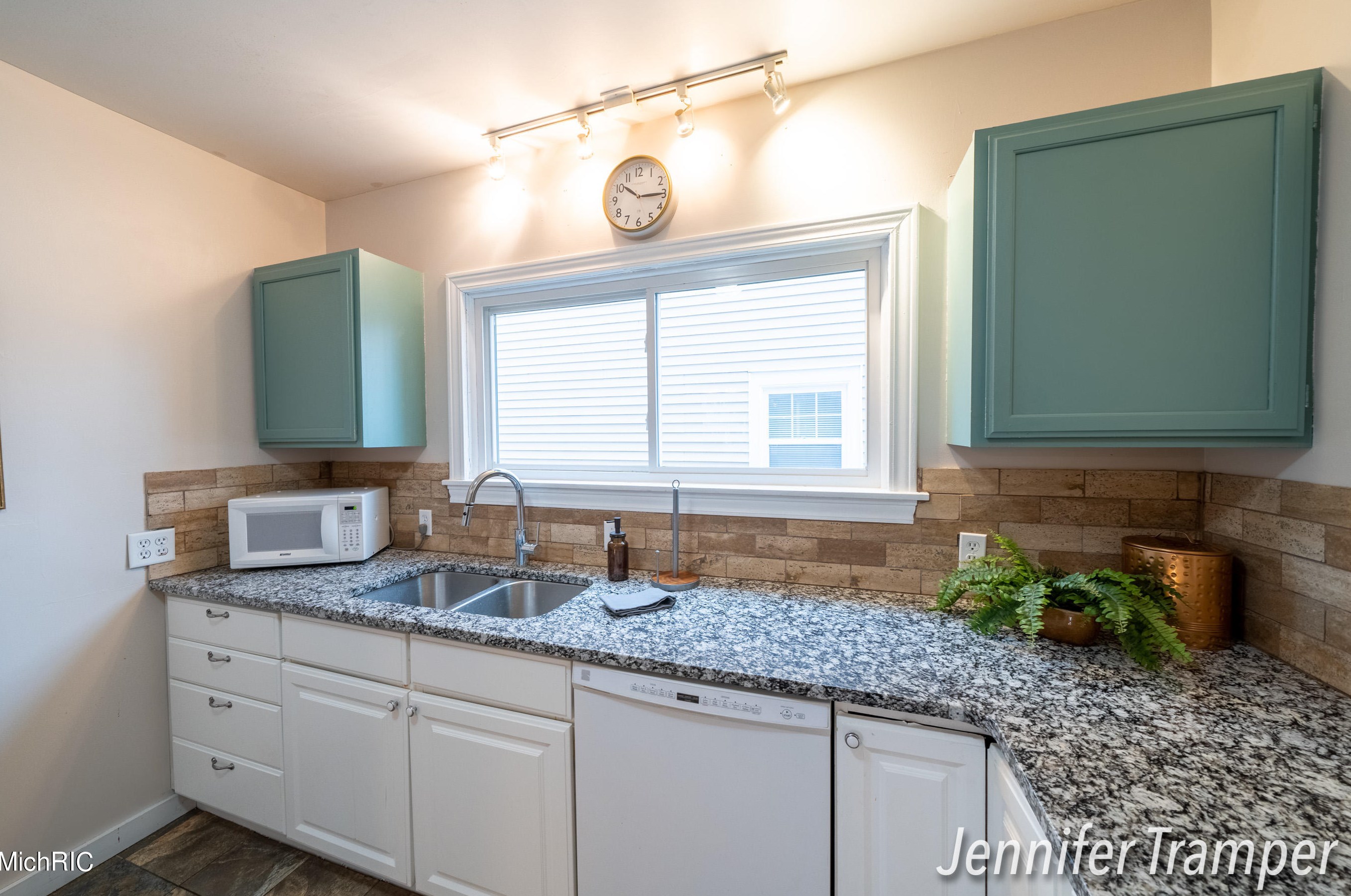 600 Leonard St, Grand Rapids MI  49503-1135 exterior