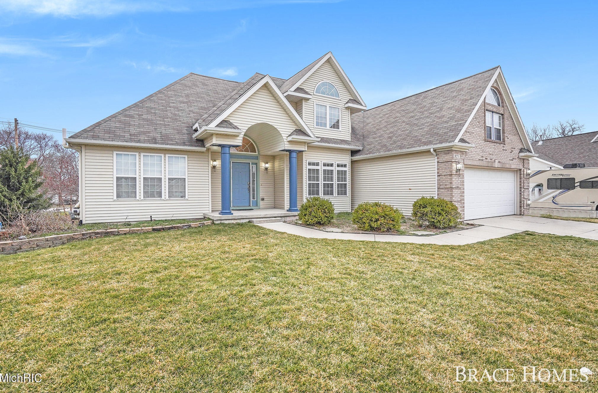 8271 Fairwood Dr, Jenison, MI 49428-8406