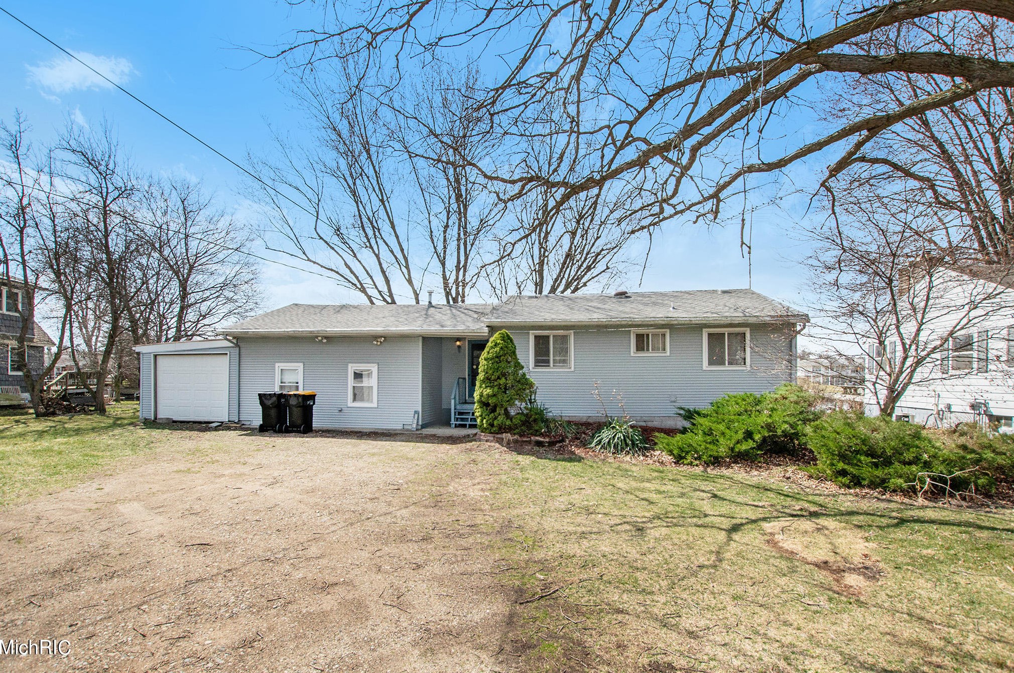 12823 Valley Dr, Wayland, MI 49348-9076