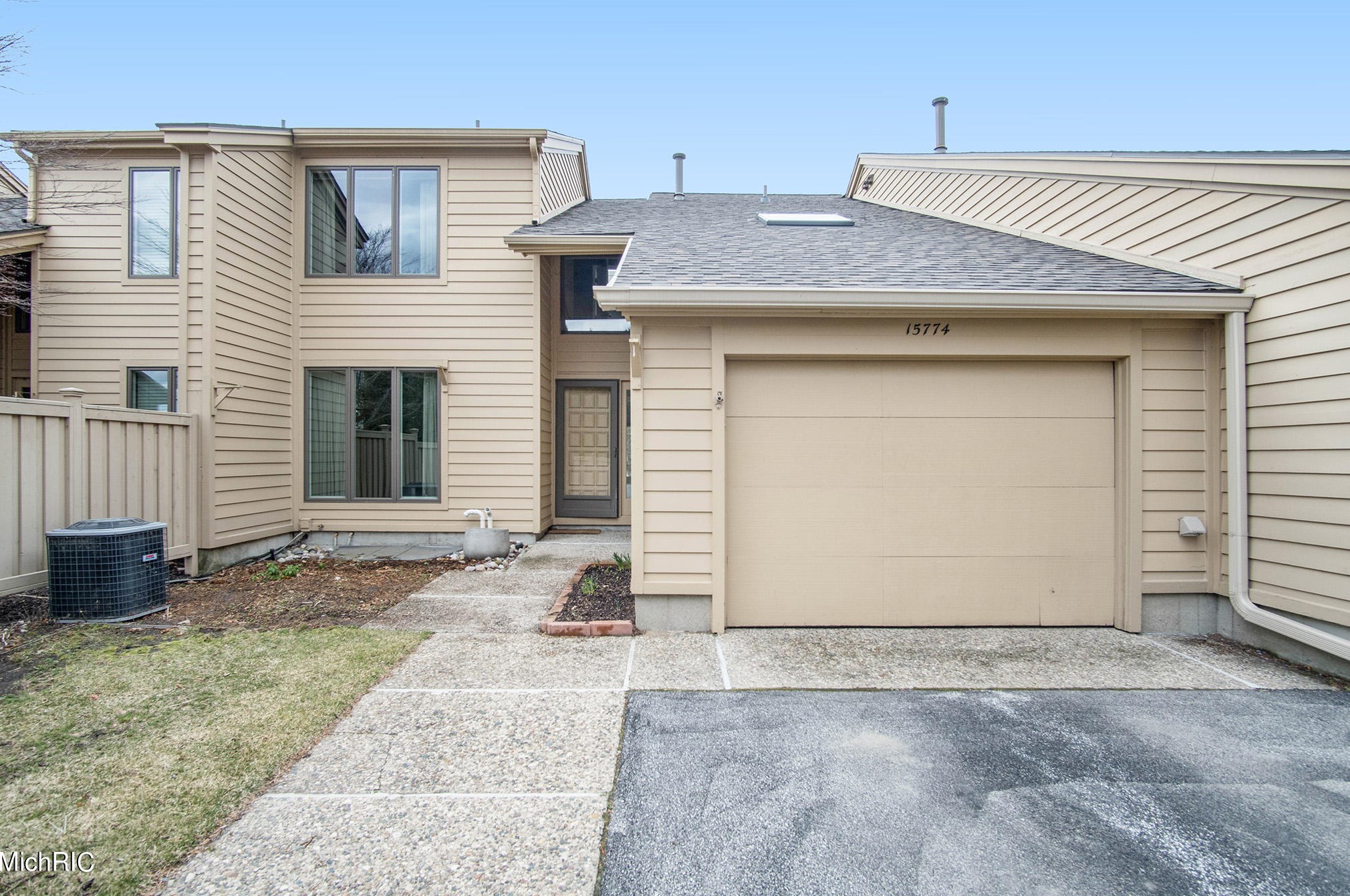 15774 Prospect Point Dr, Spring Lake, MI 49456-2803