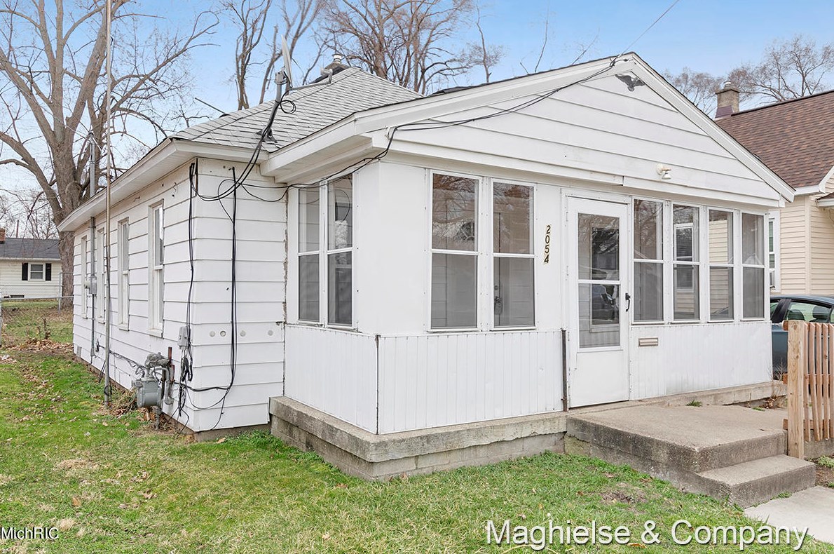 2054 Cleveland Ave, Wyoming, MI 49509