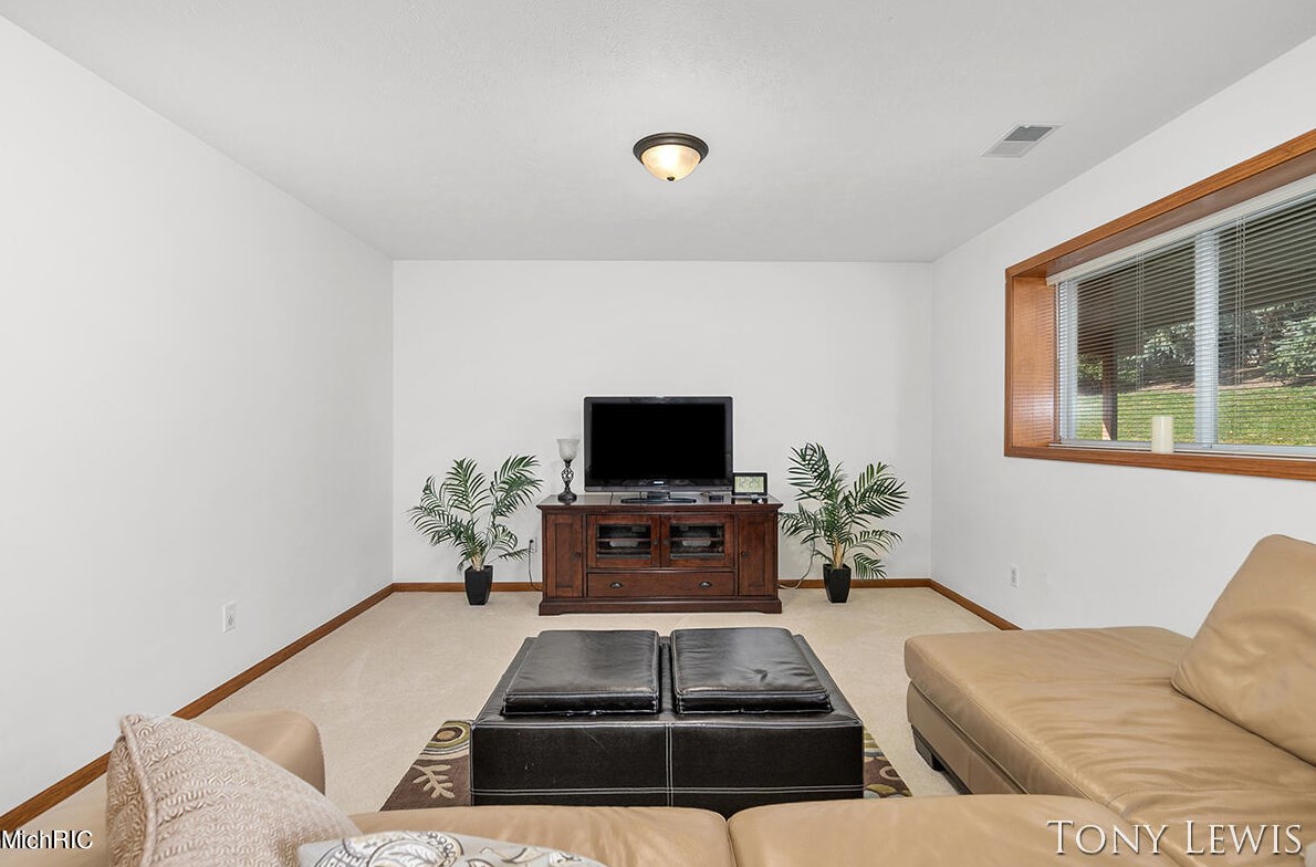 3891 Old Elm Dr, Grand Rapids MI  49512-9528 exterior