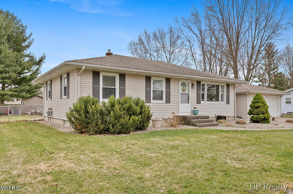 7466 Harmon Ln, Jenison, MI 49428-8720