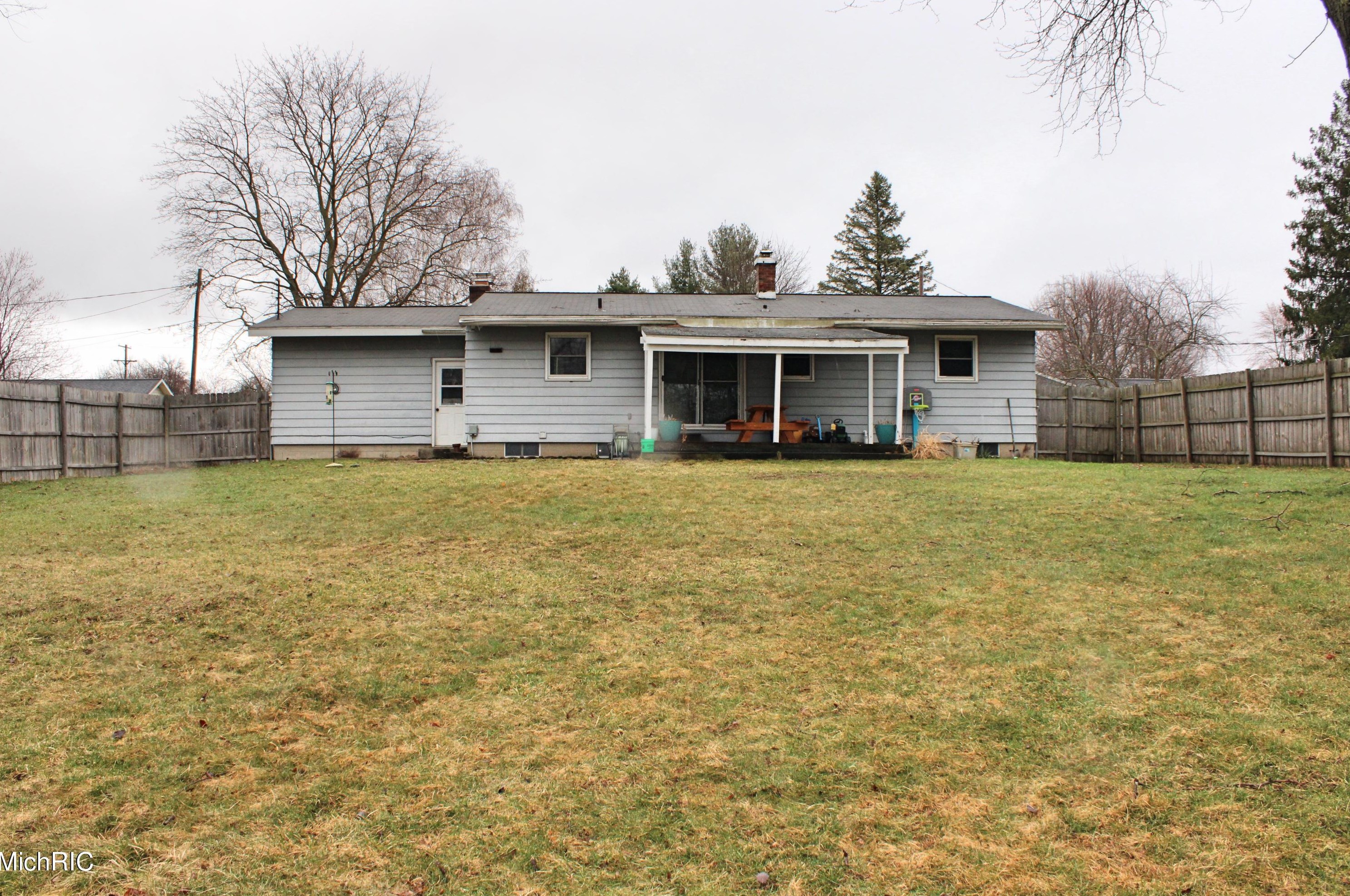 319 Doris St, Sparta MI 49345-1005 exterior