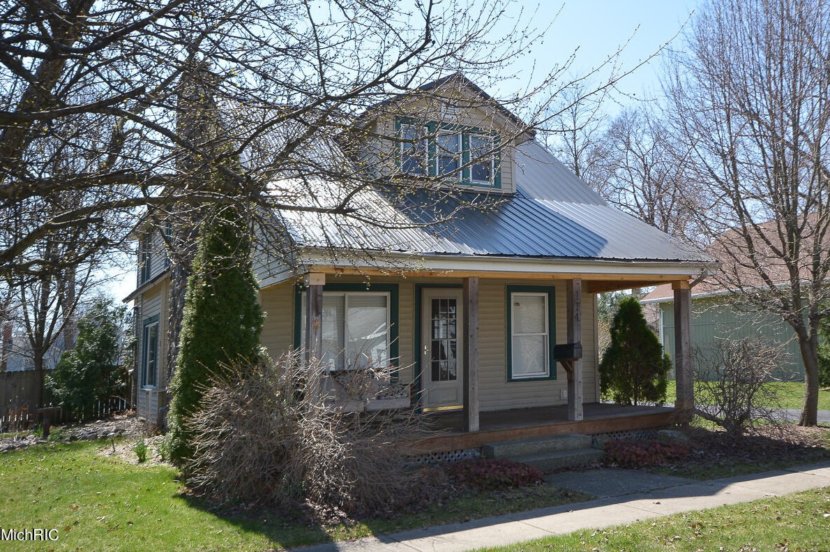 114 Cedar St, Paw Paw, MI 49079-1355