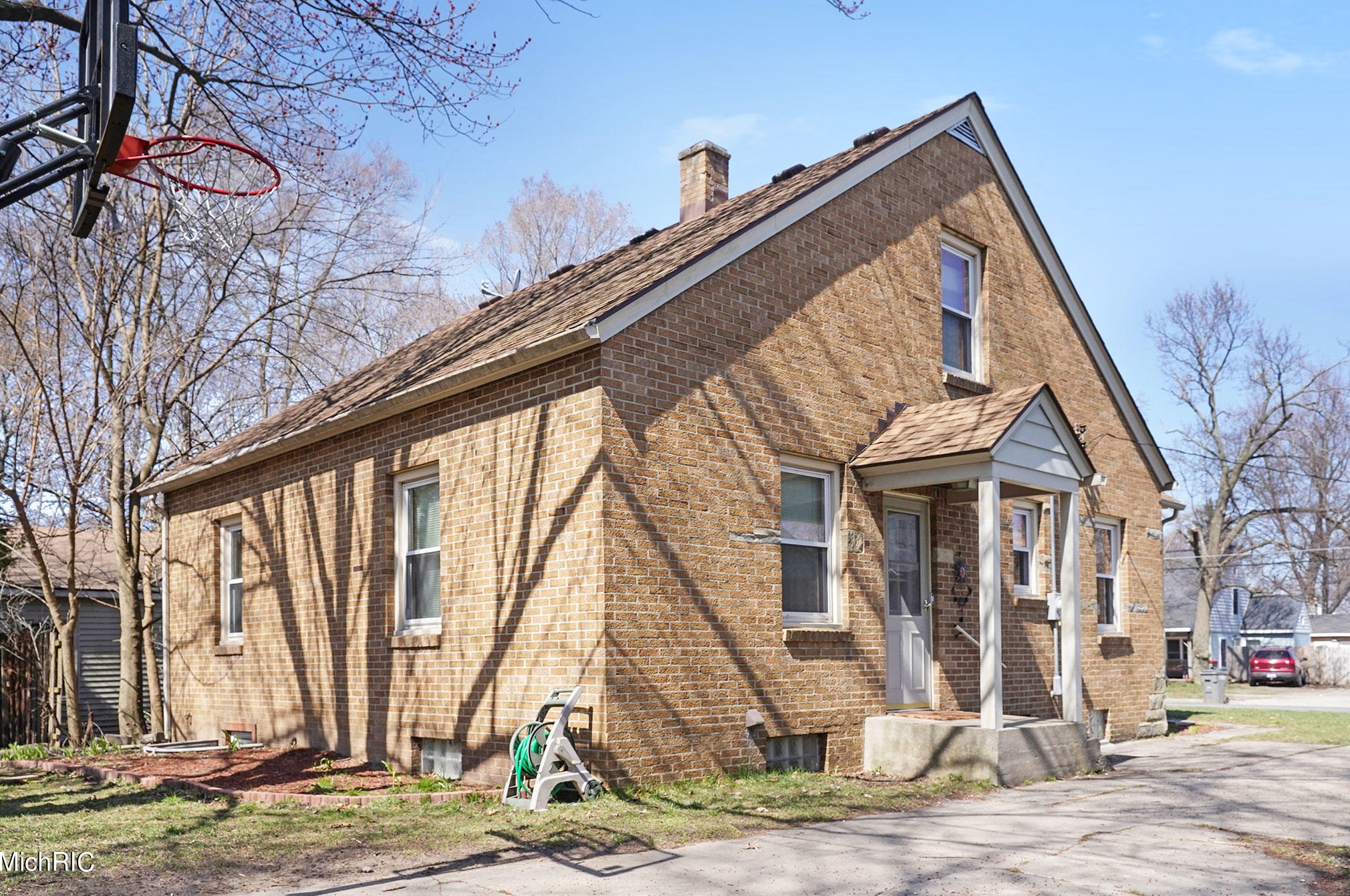 52 Wadsworth St, Grand Rapids MI  49548-3131 exterior