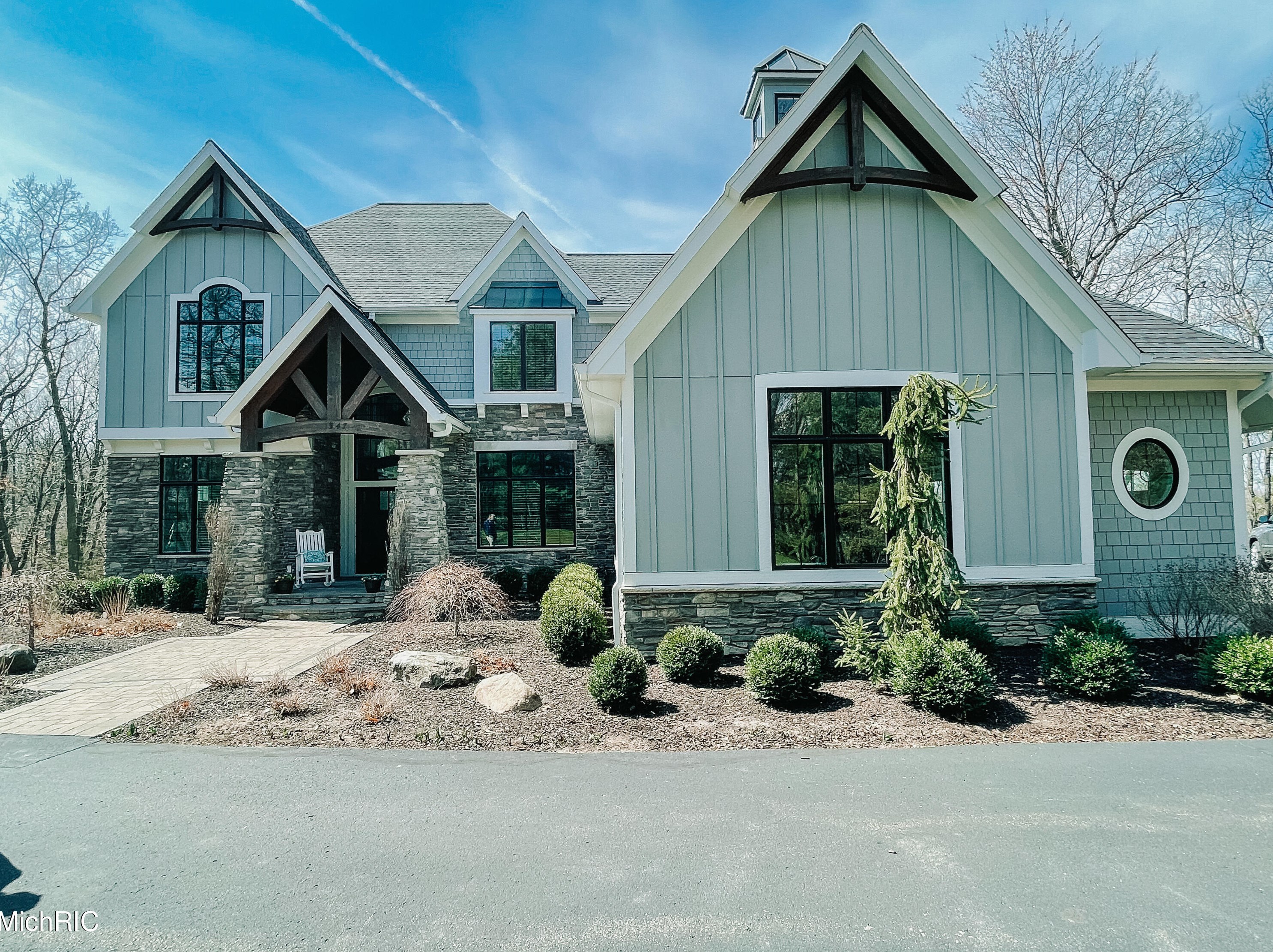 1947 Emerald Glen Ct, Ada, MI 49301-9694