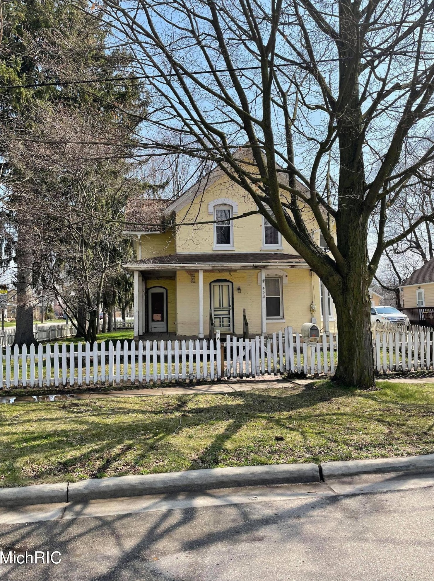 450 Pleasant St, Ionia, MI 48846-1218