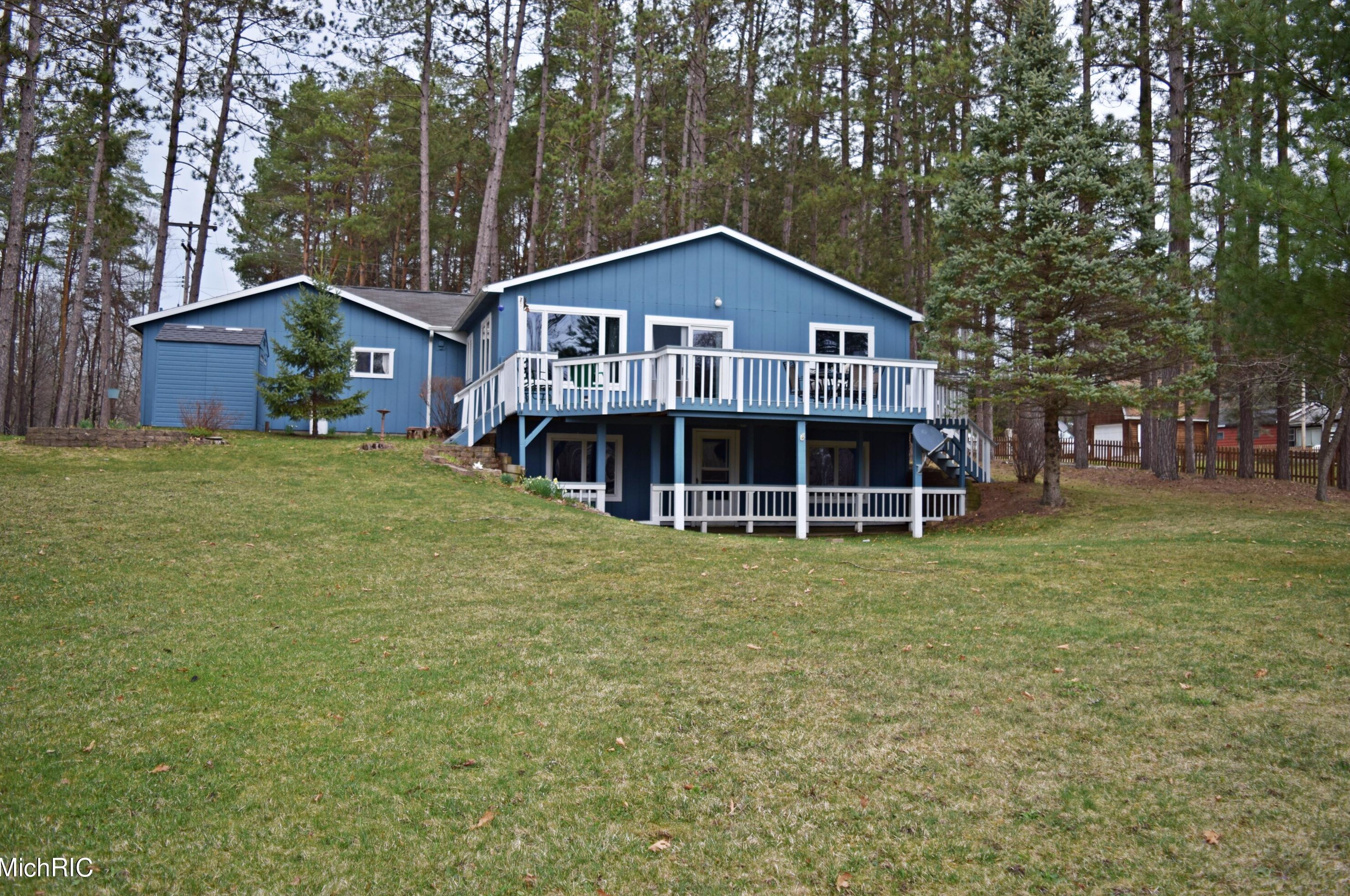 11743 Woodland Dr, Evart, MI 49631