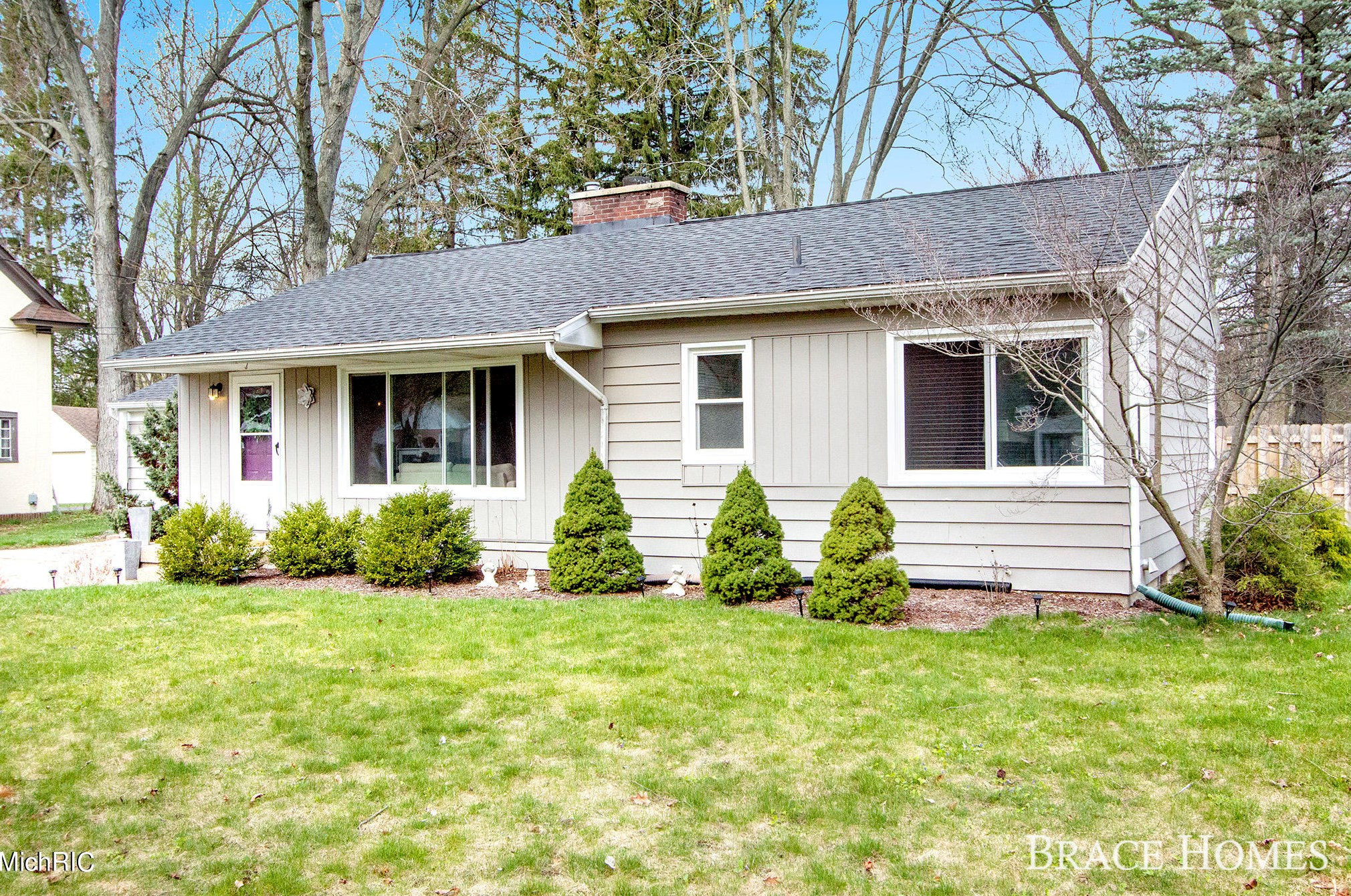 1517 Van Auken St, Grand Rapids, MI 49508-2511