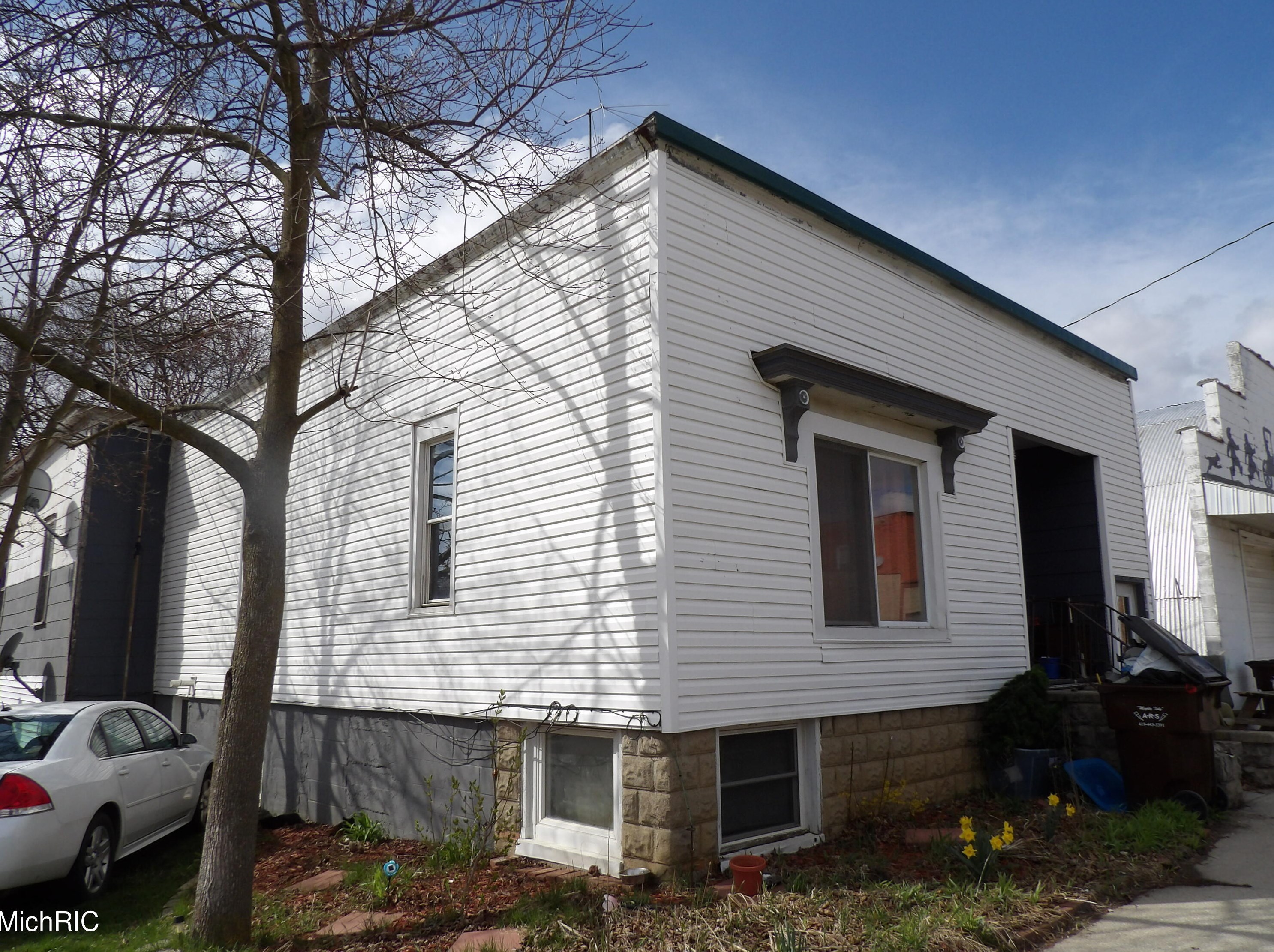 116 N Main St, Waldron, MI 49288