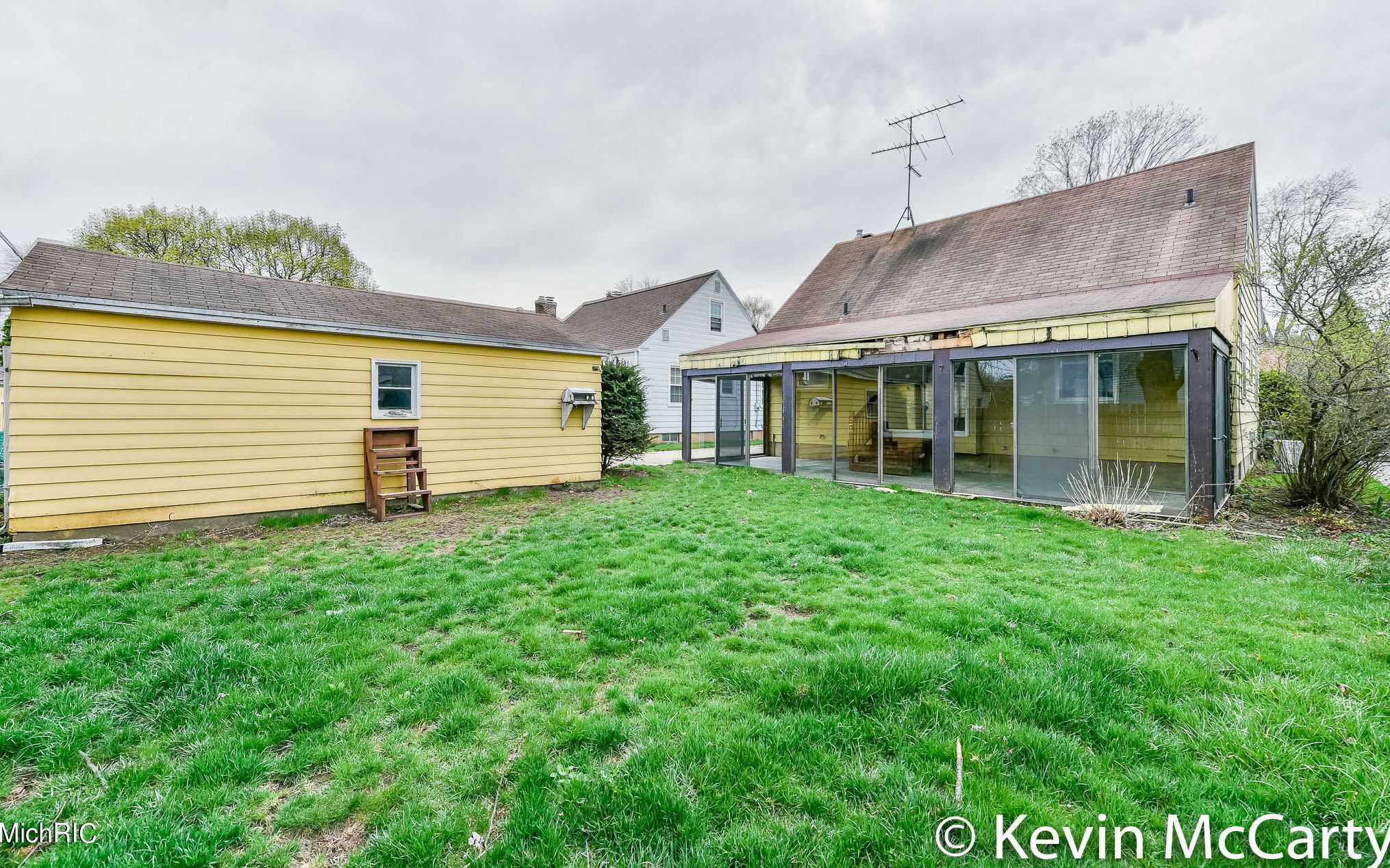 1718 Fremont Ave, Grand Rapids MI 49504-2839 exterior