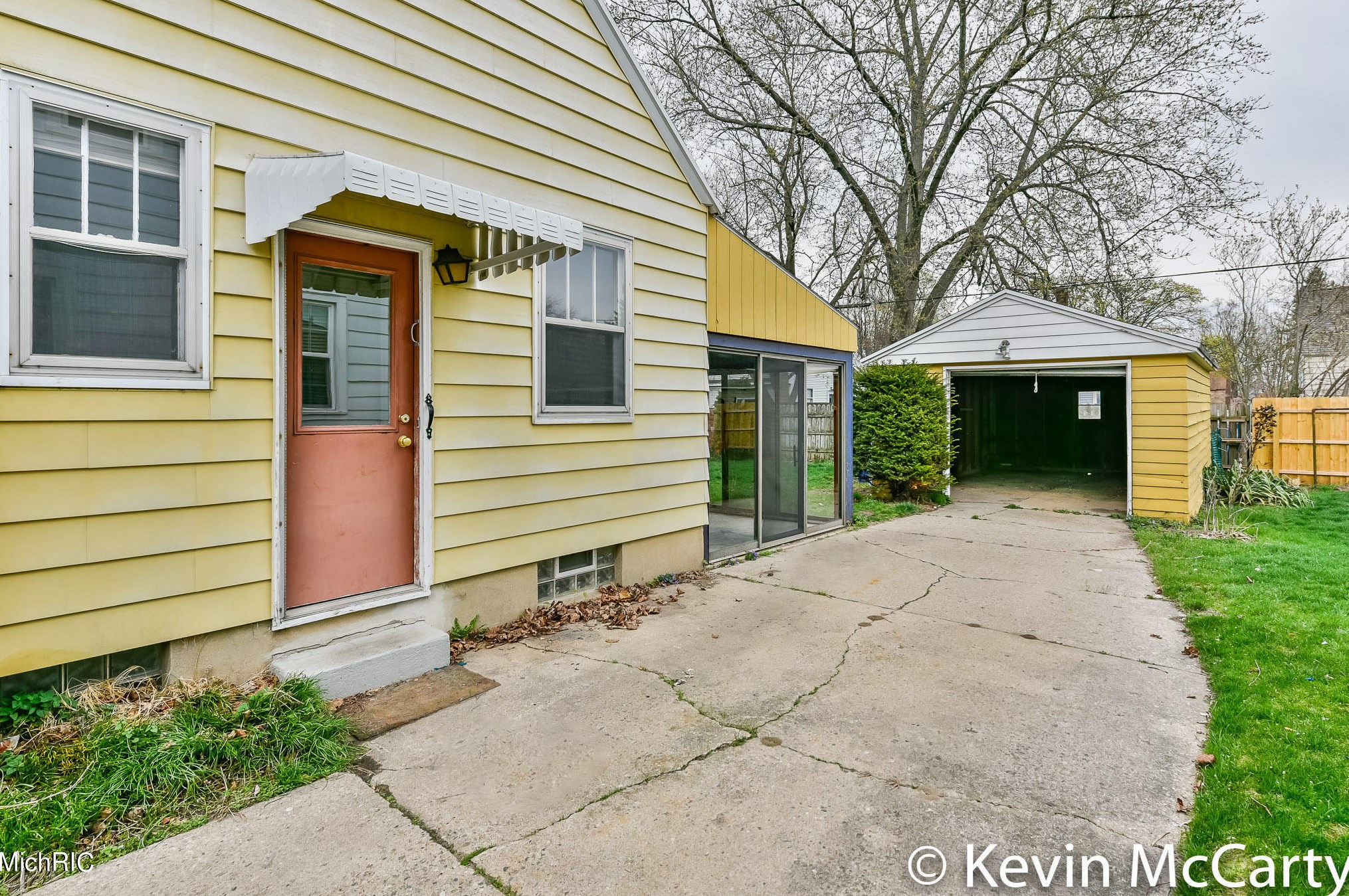 1718 Fremont Ave, Grand Rapids MI 49504-2839 exterior