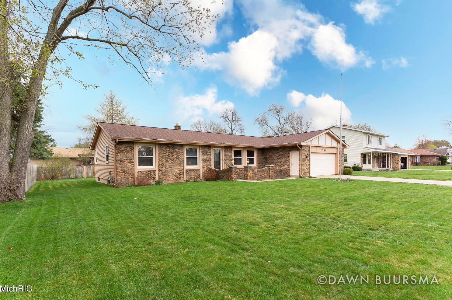2197 Pinewood St, Jenison, MI 49428-9118