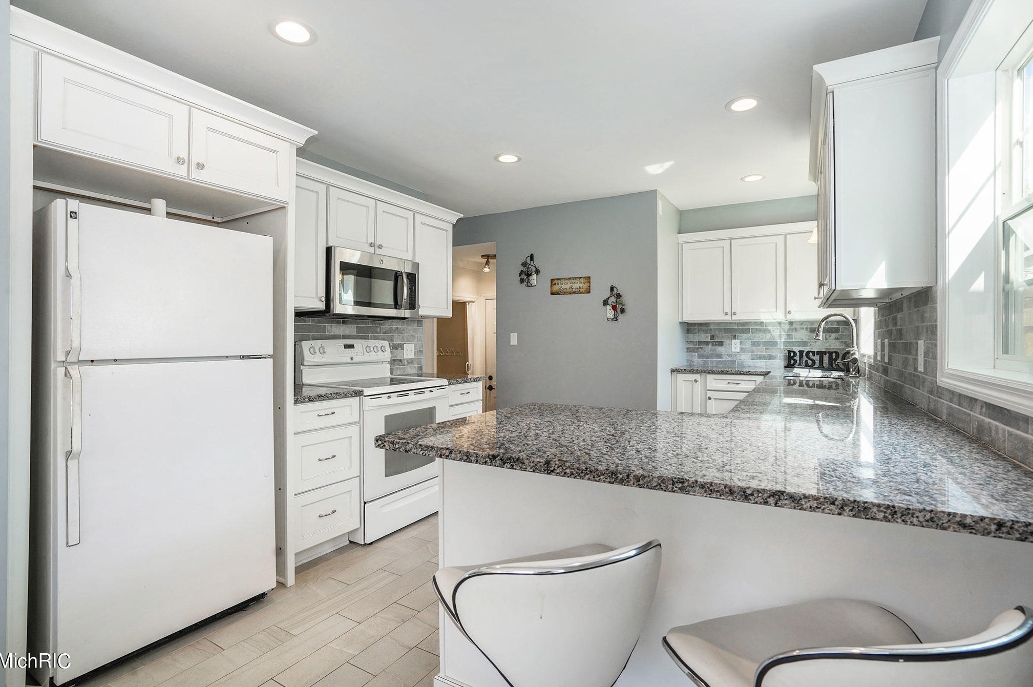 2604 Richards Dr, Grand Rapids MI  49506-4736 exterior