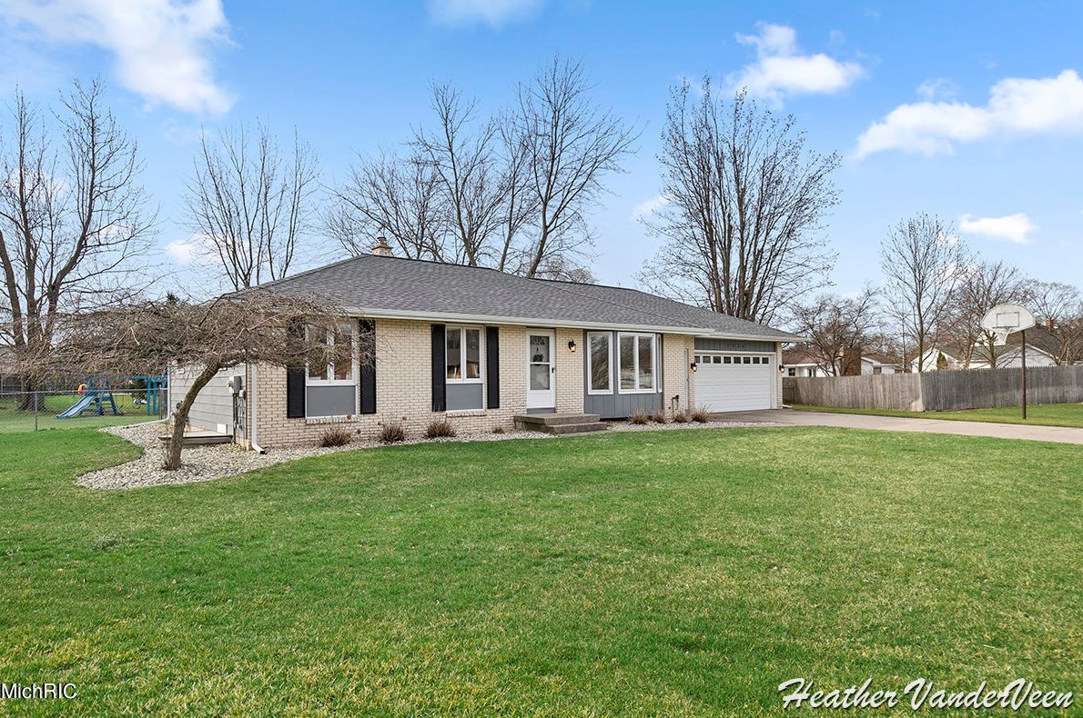 7236 Garden Ct, Jenison, MI 49428-8742