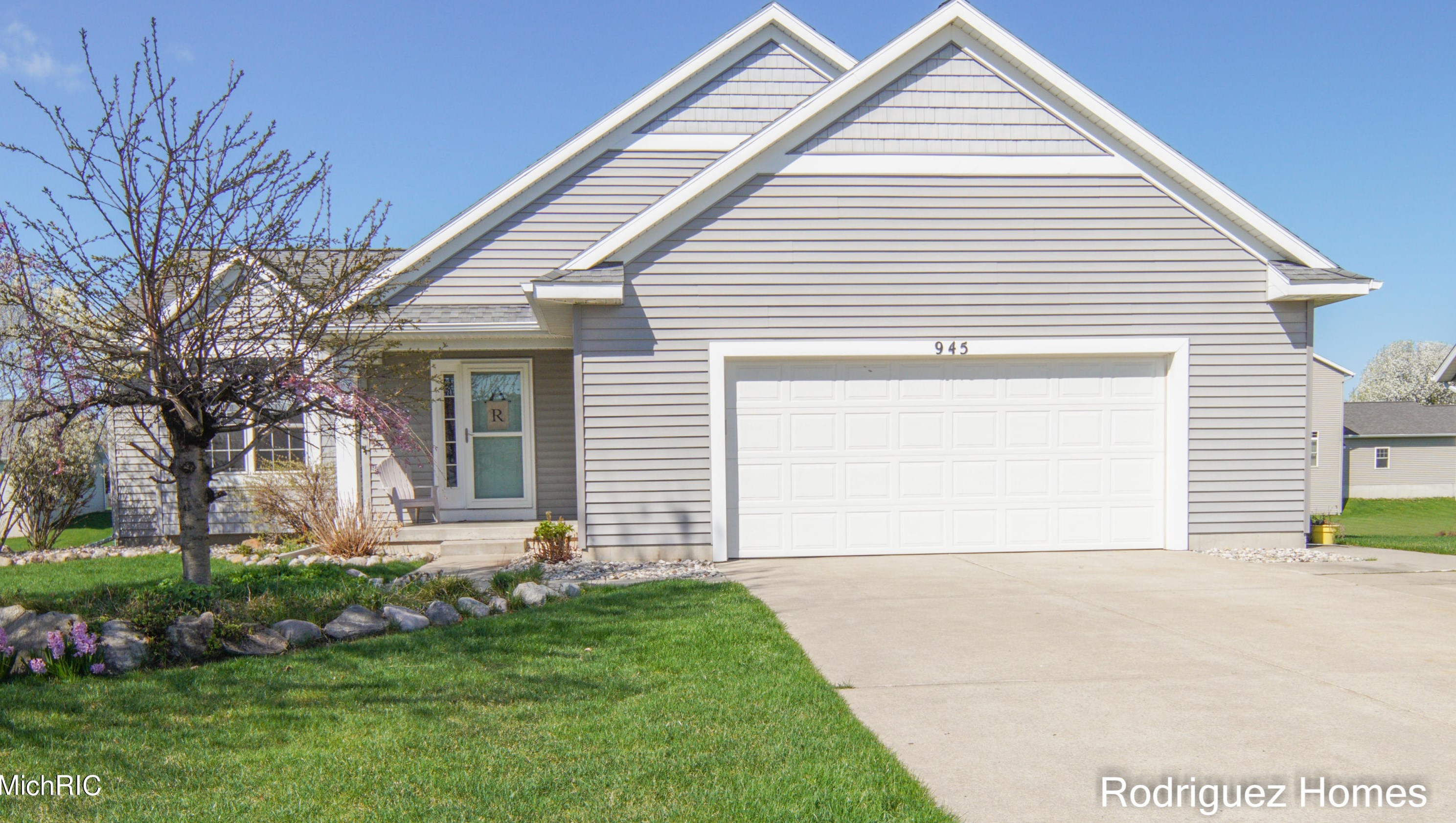 945 Golfside Ct, Jenison, MI 49428-8409